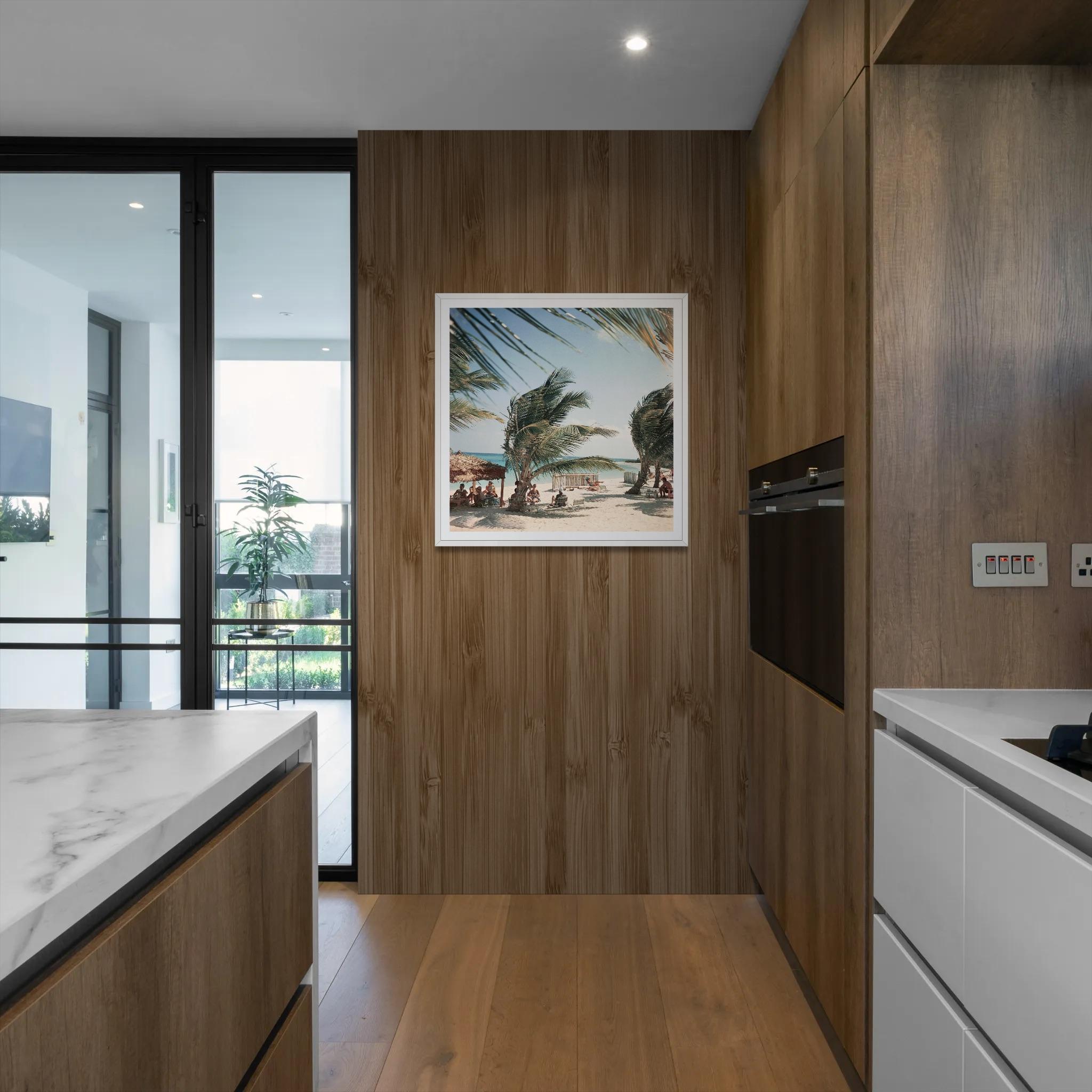 La plage du Mill Reef Club, Antigua, 1960 (inédit) - Moderne Photograph par Slim Aarons