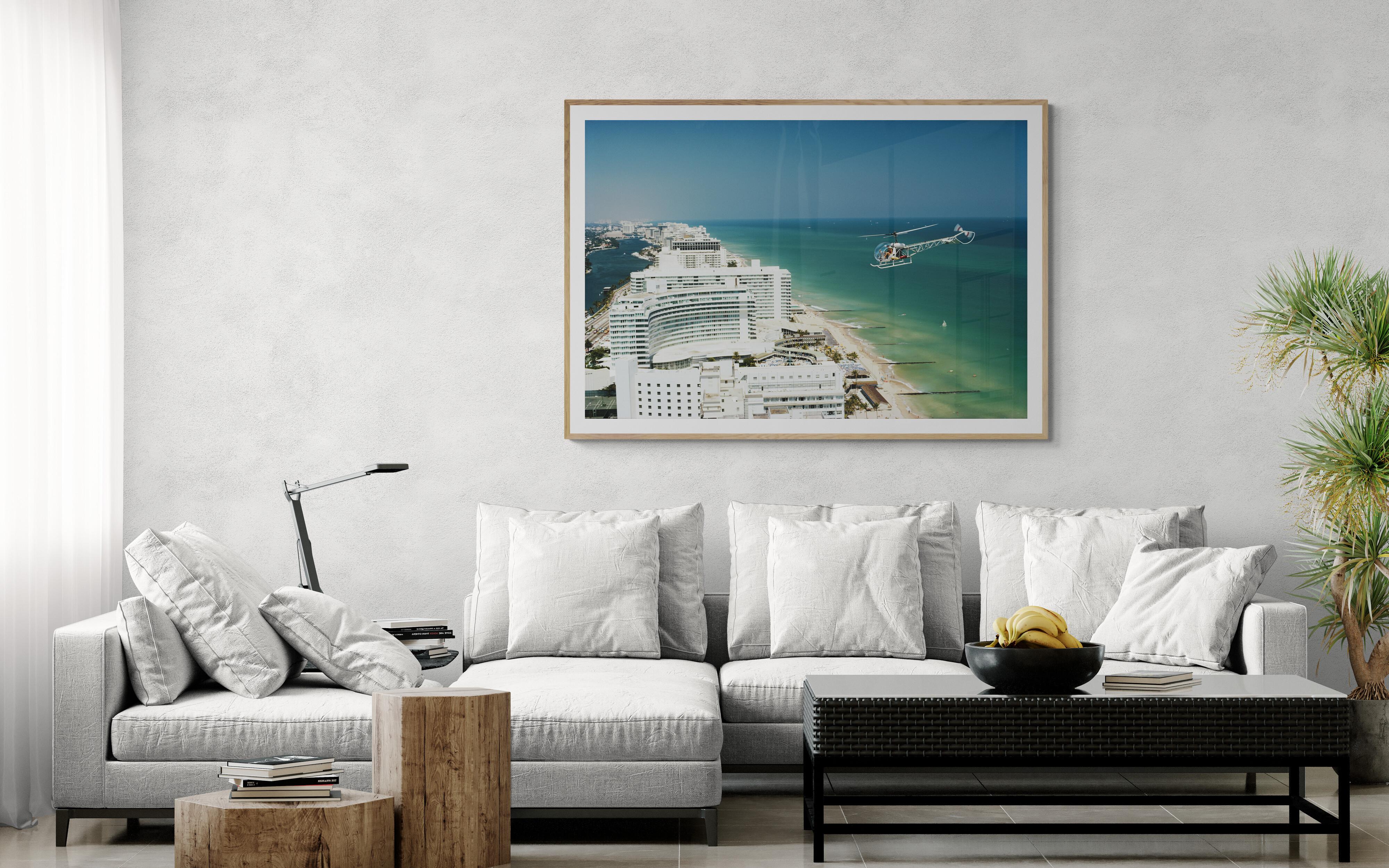 L'hôtel Fontainebleau à Miami Beach, 1972 - Moderne Photograph par Slim Aarons