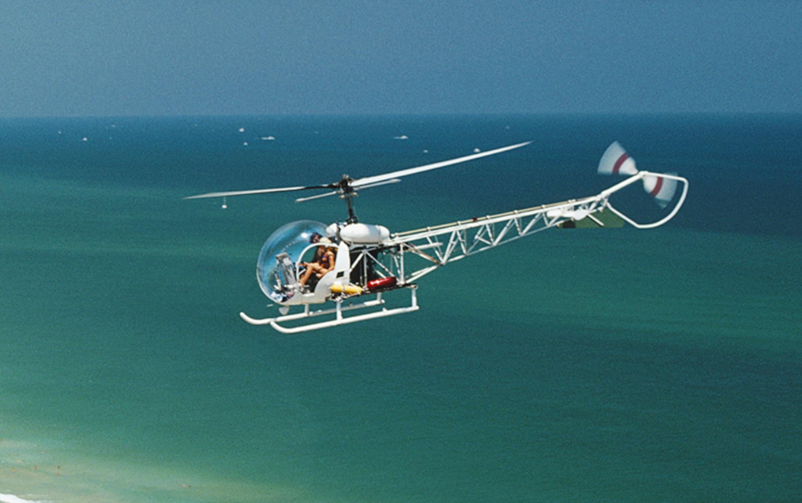 L'hôtel Fontainebleau à Miami Beach, 1972 - Bleu Color Photograph par Slim Aarons