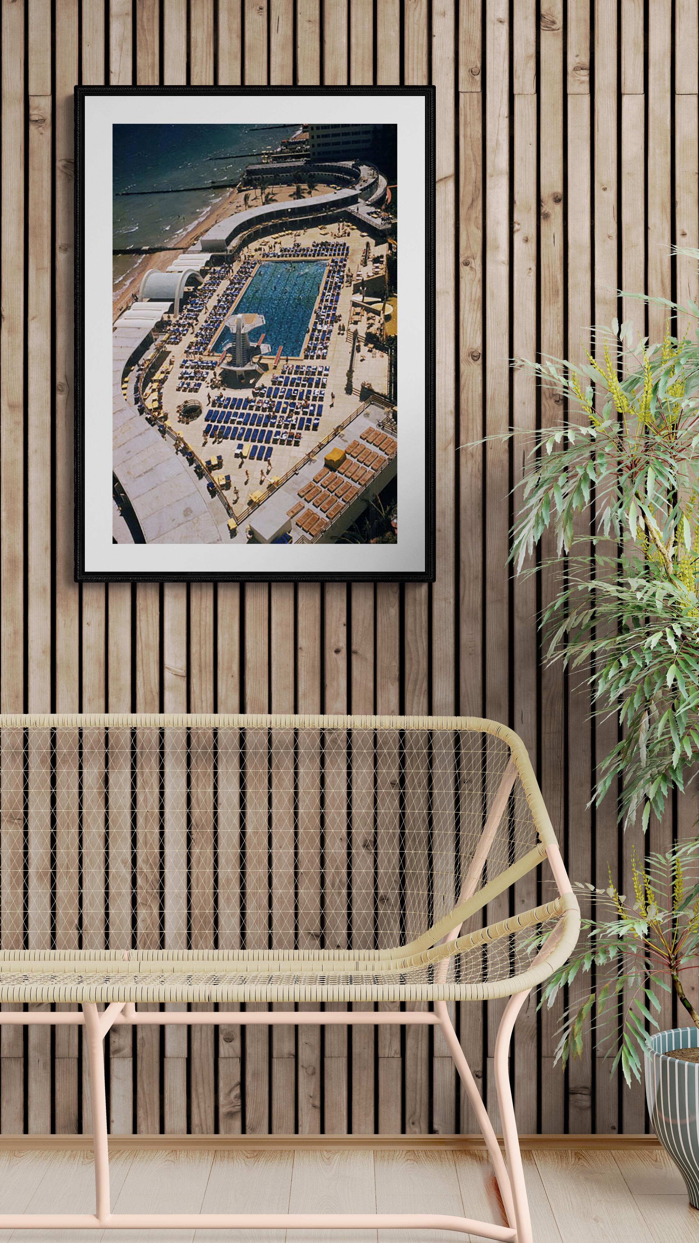 Piscine de l'hôtel Fontainebleau, Miami Beach, 1955 - Photograph de Slim Aarons