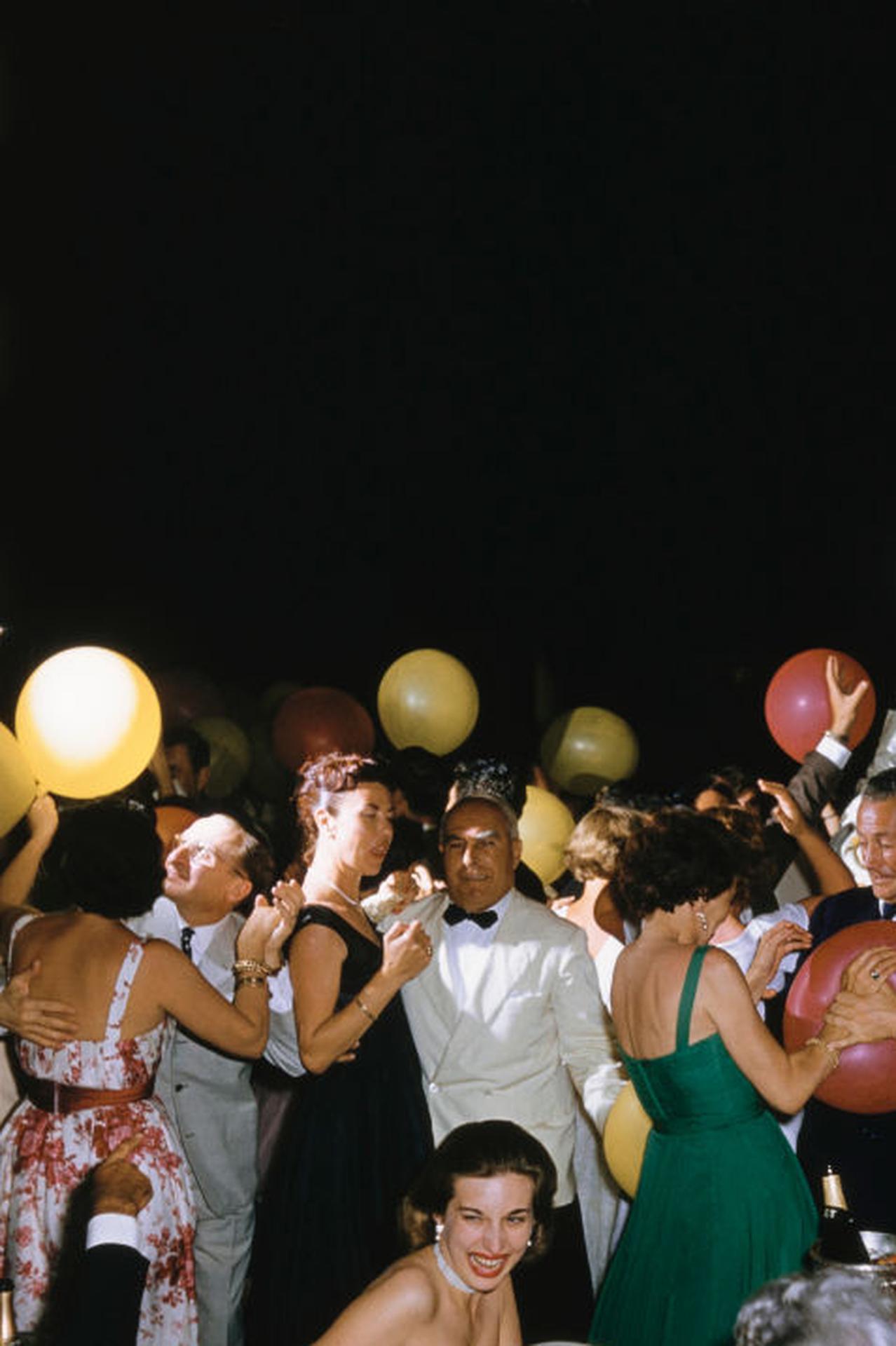 Das Hotel Excelsior, Rom, Nachlassausgabe, Porträtfotografie (Schwarz), Color Photograph, von Slim Aarons