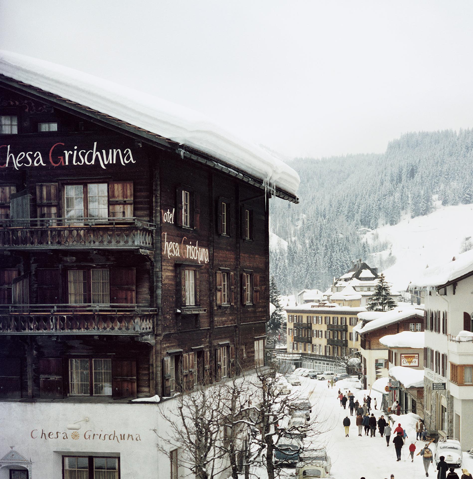 The Klosters, Schweiz, Nachlassausgabe, Landschaftsfotografie (Grau), Figurative Photograph, von Slim Aarons