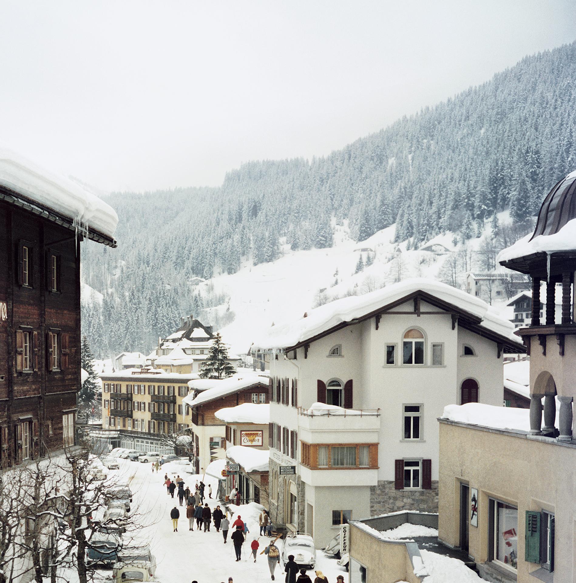 The Klosters, Schweiz, Nachlassausgabe, Landschaftsfotografie

Diese Landschaftsaufnahme des Gesellschaftsfotografen Slim Aarons aus den frühen 1960er Jahren zeigt Skifahrer, die am Hotel Chesa Grischuna in Klosters, Schweiz, vorbeifahren.

Dies ist