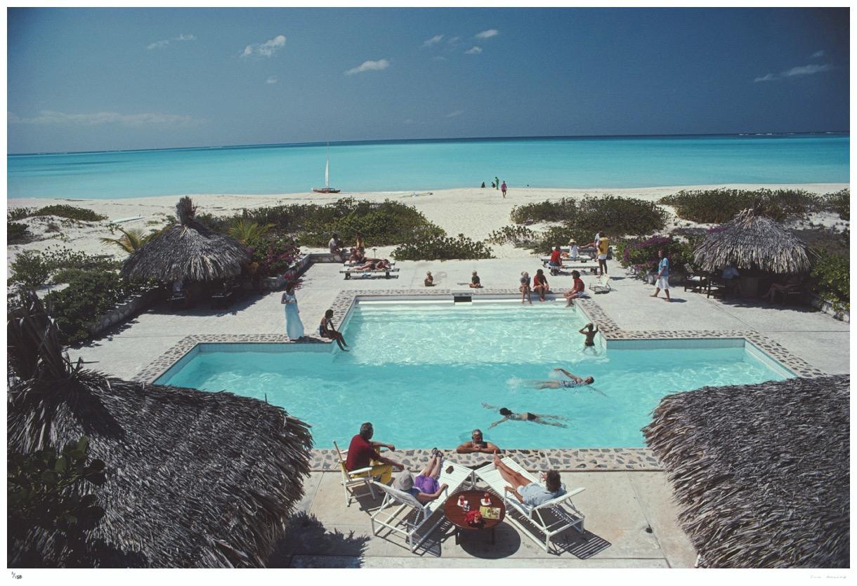 The Meridian Club 1981 - Slim Aarons 

La piscine du Meridian Club, propriété de Ginny et Bill Cowles, aux îles Turks et Caicos, mars 1981.

16 x 20" pouces / 41 x 51 cm format du papier 

Photo par Slim Aarons

Imprimé cette année

Certificat