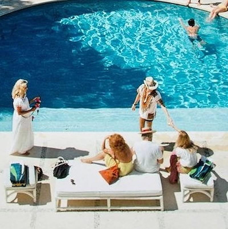 Villa Nirvana, 1972 - Edición Limitada Estampada Digital Tipo C - Figurative Photograph Azul de Slim Aarons