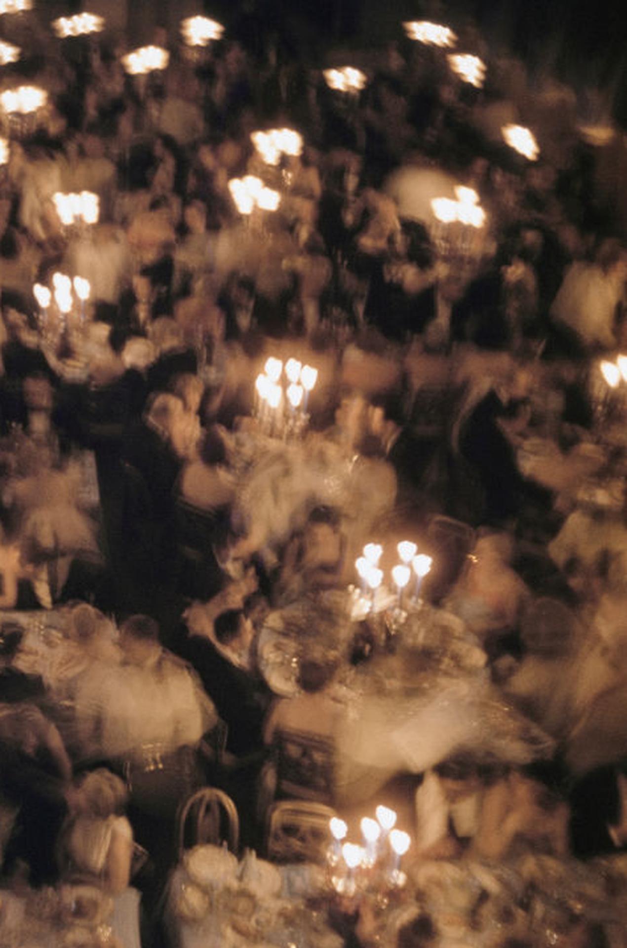 Dieses vom Society-Fotografen Slim Aarons Mitte der 1950er Jahre aufgenommene Ereignisfoto zeigt eine Luftaufnahme von Gästen des St. Regis in New York.

Dies ist eine nachlassgestempelte und handnummerierte Auflage von 150 Stück mit