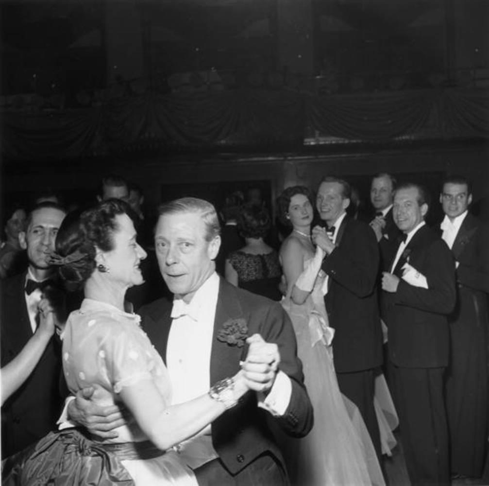 Slim Aarons
The Windsors, 1953
Fiber print

The Duke (1894 - 1972) and Duchess of Windsor (1896 - 1986) dancing at the Waldorf Astoria, Park Avenue, New York.

 Slim Aarons (1916-2006) worked mainly for society publications photographing "attractive