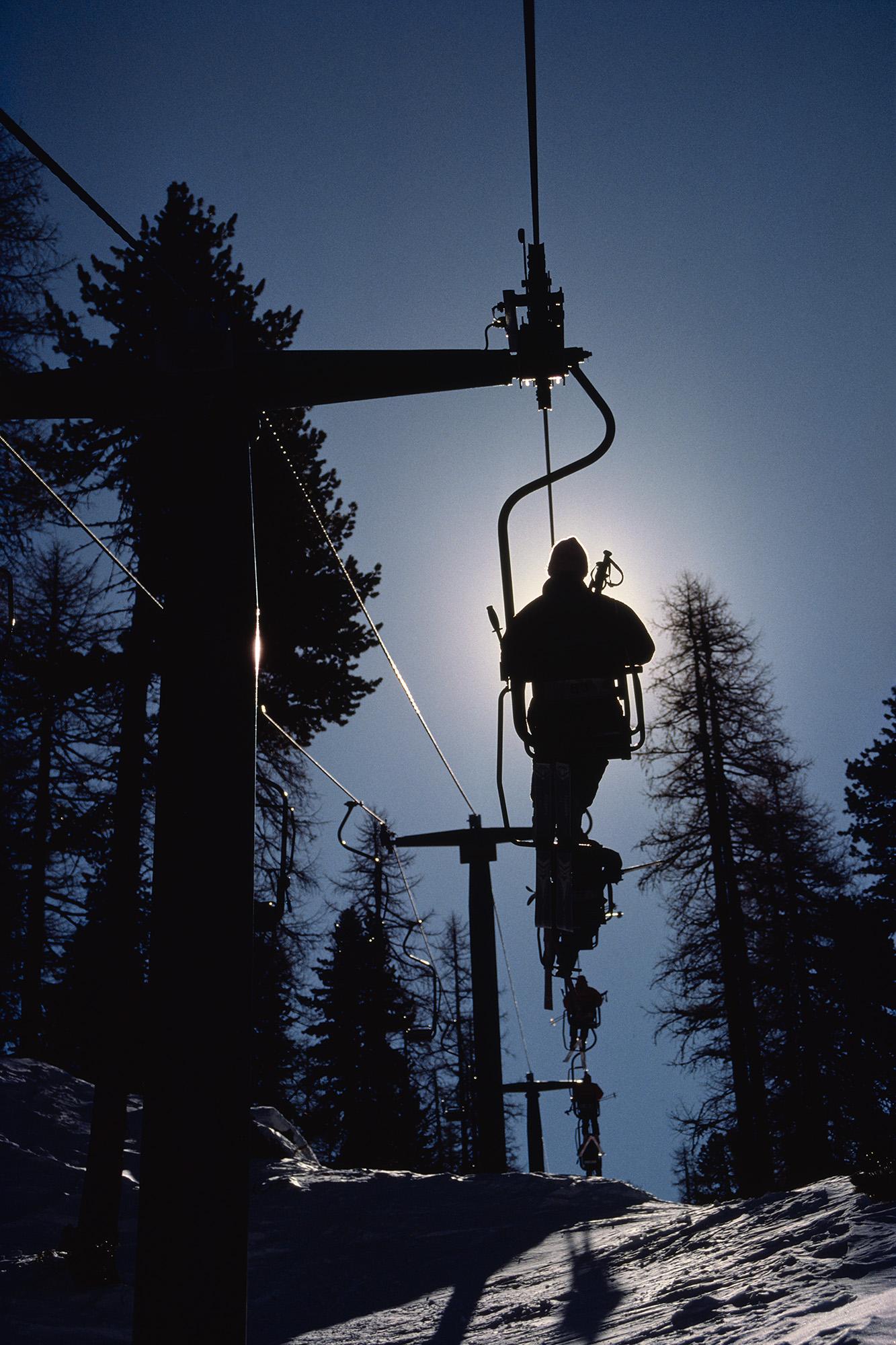 Figurative Photograph Slim Aarons - Remontées mécaniques de Tofana à Cortina D'Ampezzo, 1988 (Invisible)