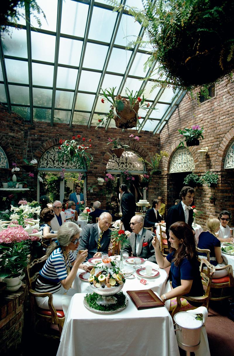 top Lunch" 1972 Slim Aarons Edition limitée du Domaine 

De gauche à droite, Mme Bedford (Dysie) Davie, le maire Earl E T Smith, Charles Munn (M. Palm Beach) et Lilly McKim Pulitzer Rousseau, créatrice de la célèbre garde-robe Lilly, déjeunant à La