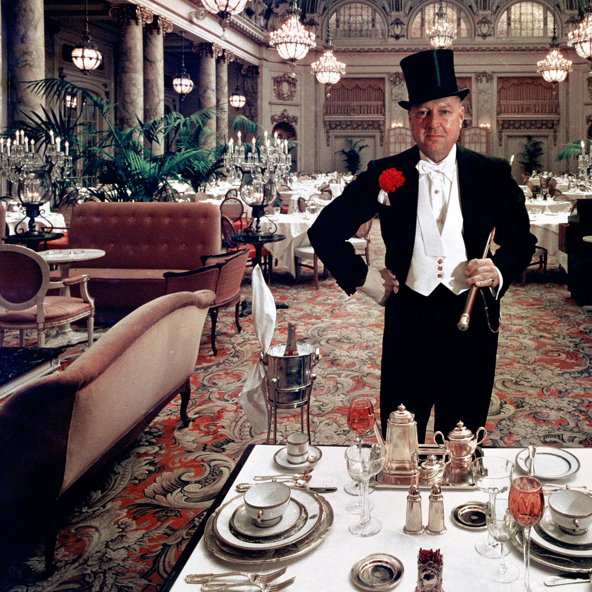 Top People's Eatery, San Francisco, Nachlassausgabe, Porträtfotografie (Schwarz), Figurative Photograph, von Slim Aarons