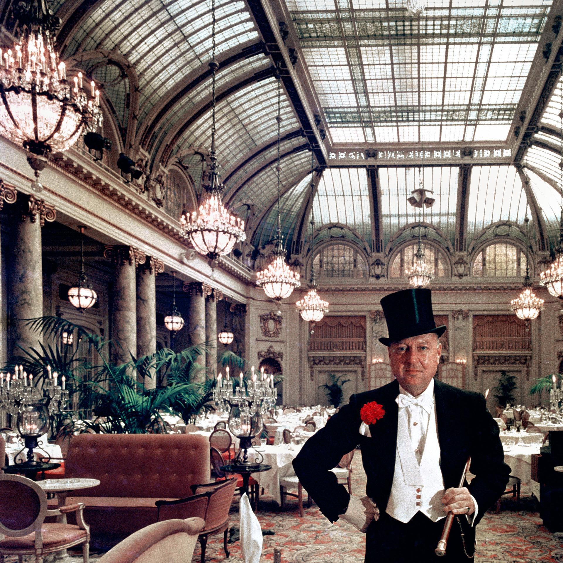 Dieses Porträtfoto des Gesellschaftsfotografen Slim Aarons aus der Mitte der 1970er Jahre zeigt den Journalisten Lucius Beebe neben einem goldenen Gedeck im glasüberdachten Garden Court des Palace Hotels in San Francisco.

Dies ist eine
