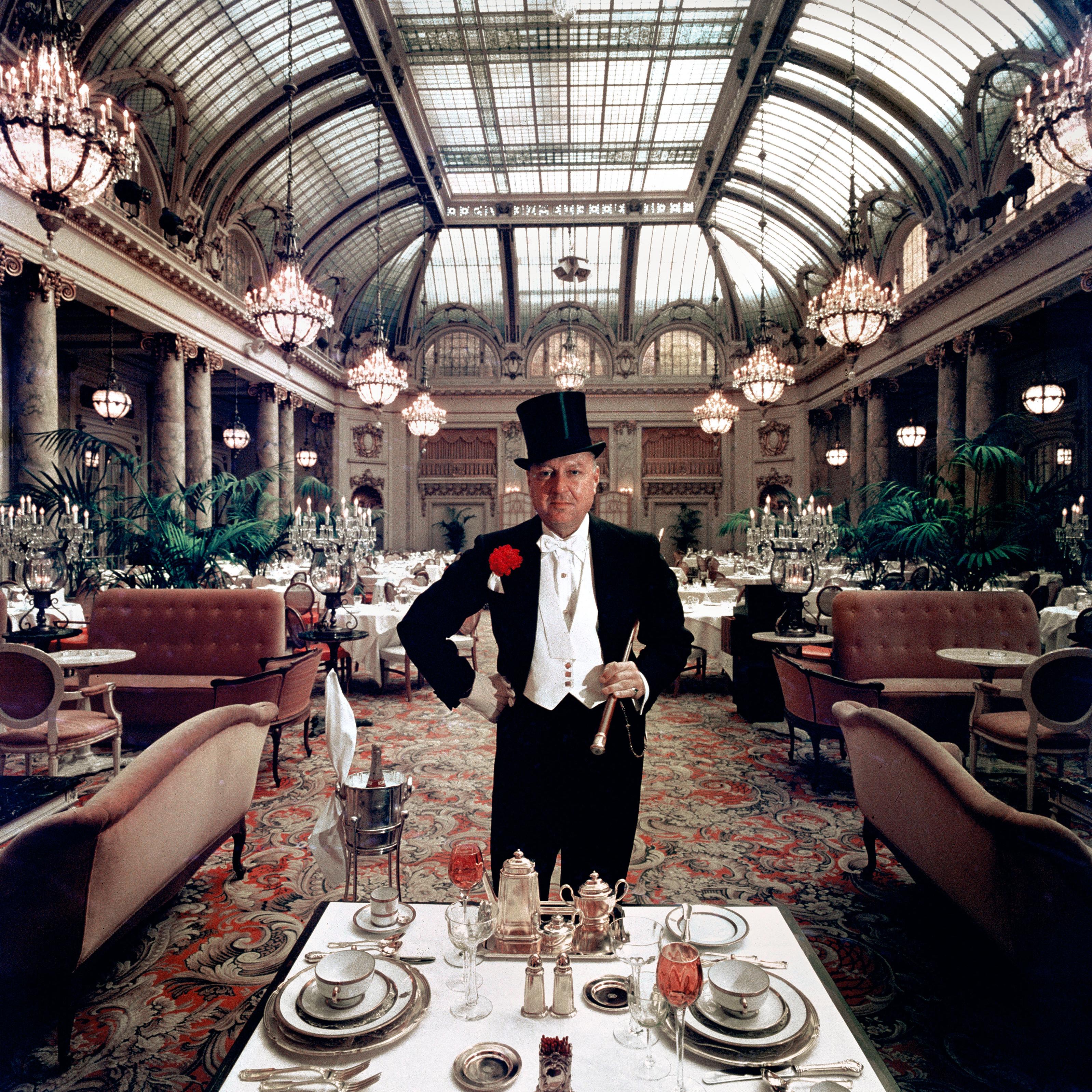 Slim Aarons Figurative Photograph – Top People's Eatery