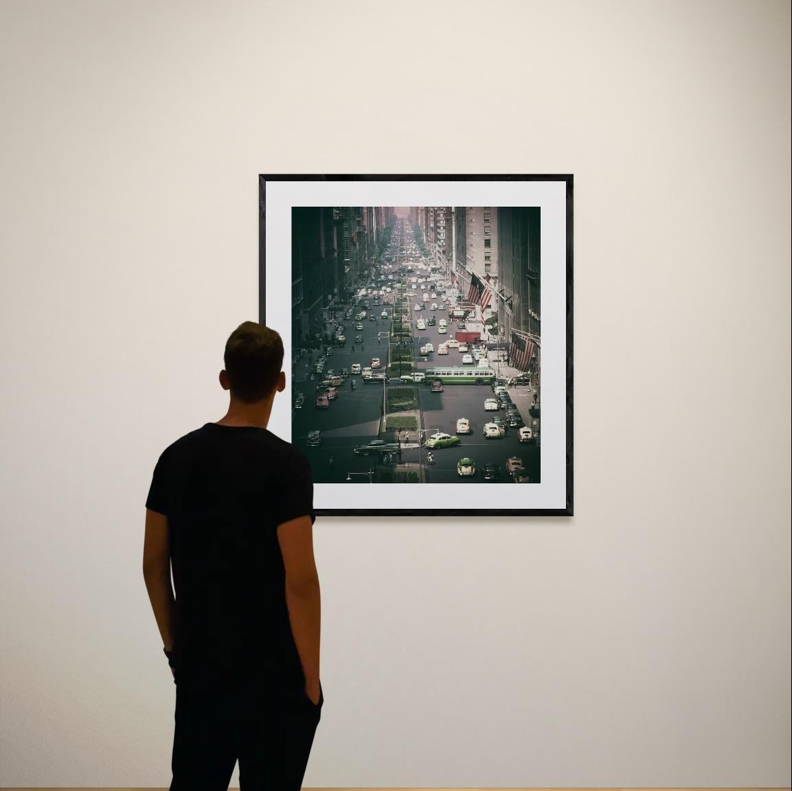 Verkehr auf der Park Avenue, New York City, 1953 (ungesehen) – Photograph von Slim Aarons