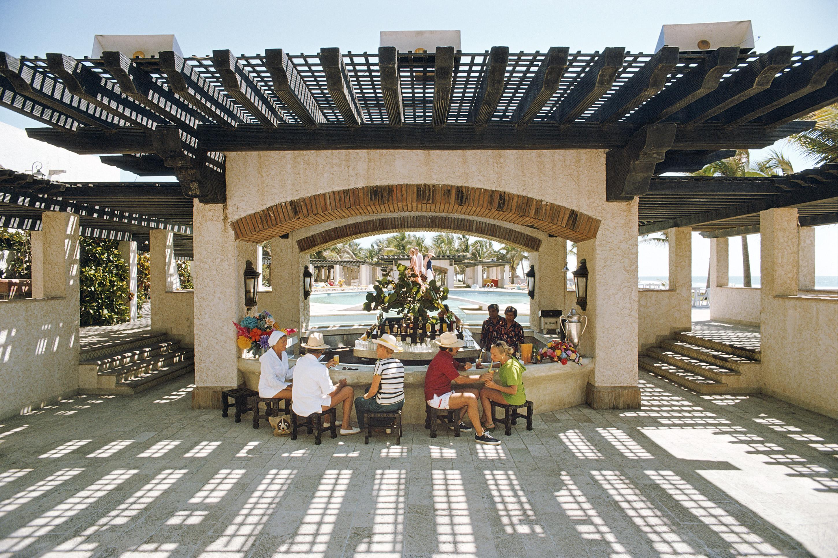Figurative Photograph Slim Aarons - Tres Vidas, Acapulco, Edition Modern, Photographie du milieu du siècle dernier
