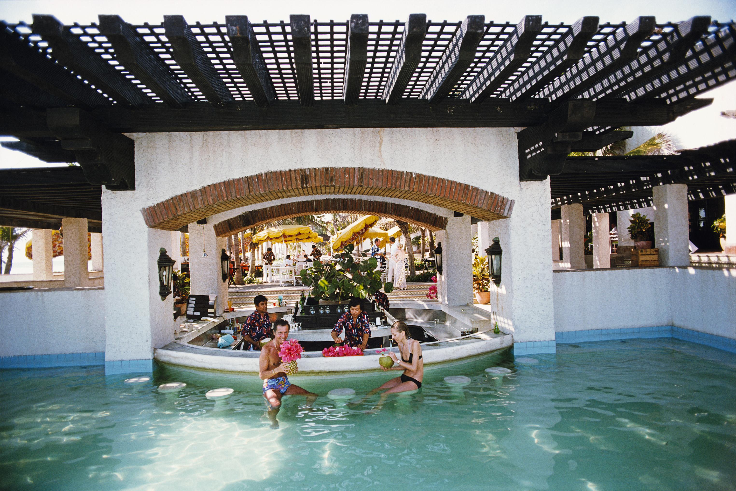 Slim Aarons Portrait Photograph – Tres Vidas, Acapulco