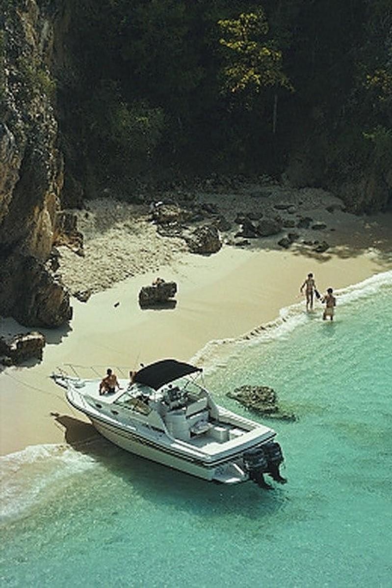 Viaggio a Little Bay - Stampa digitale C-Type con timbro dell'azienda in edizione limitata - Photograph American Modern di Slim Aarons