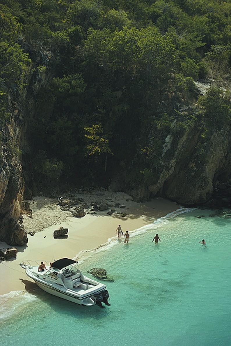 Figurative Photograph di Slim Aarons - Viaggio a Little Bay - Stampa digitale C-Type con timbro dell'azienda in edizione limitata