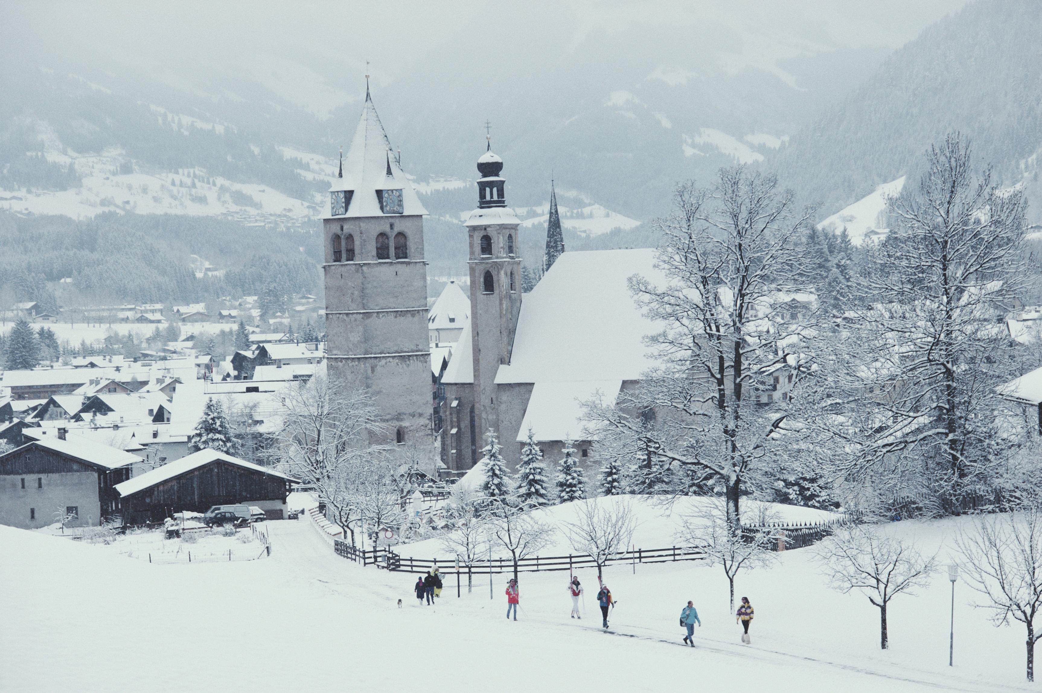 Diese Winterlandschaft aus dem Jahr 1990, aufgenommen vom Society-Fotografen Slim Aarons, zeigt die Andreas Kirche und die Liebfrauenkirche in Kitzbühel im österreichischen Tirol, 1990.

Dies ist eine nachlassgestempelte und handnummerierte Auflage