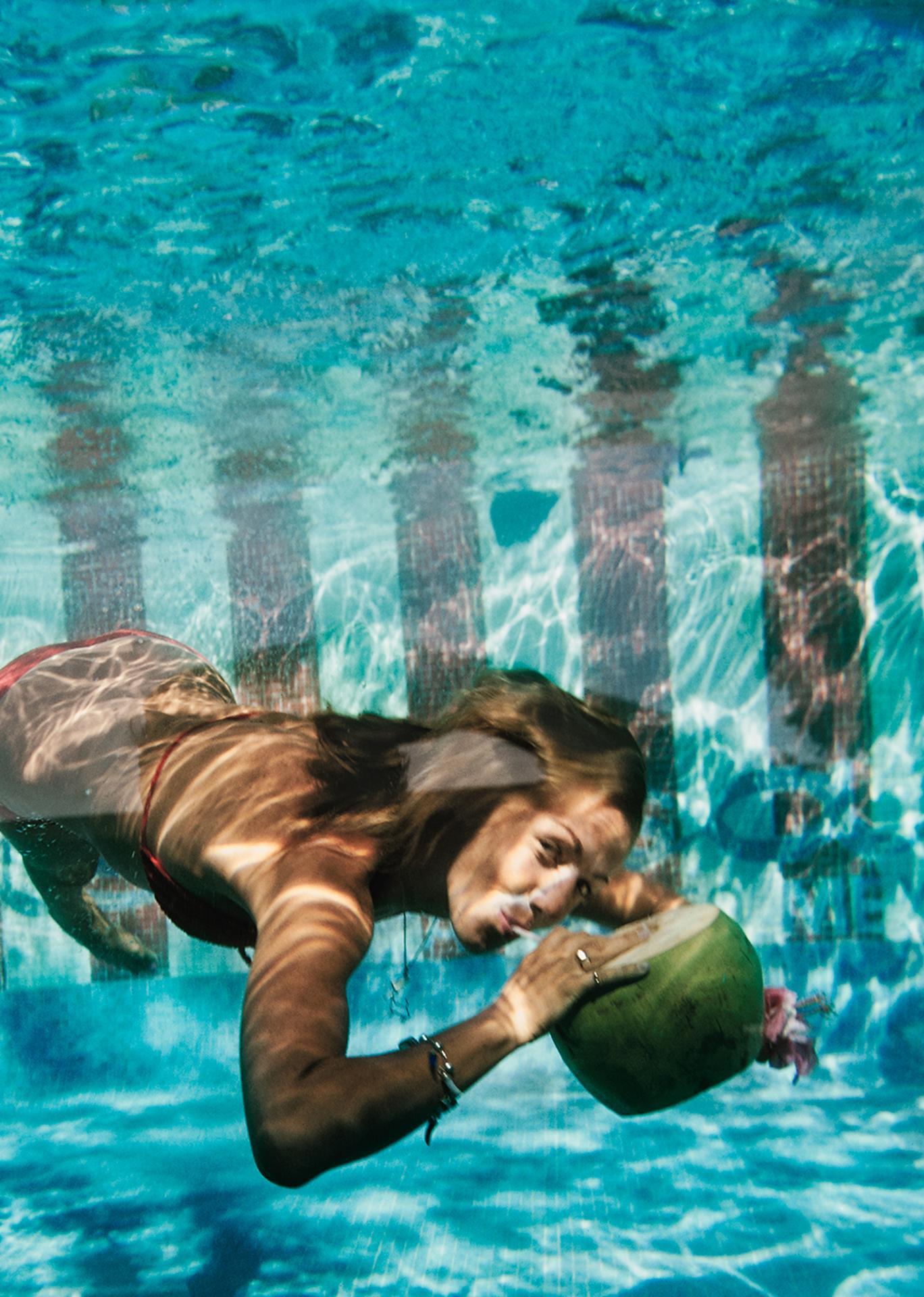 Unterwasser Getränke, Las Brisas, Nachlass-Ausgabe (Blau), Figurative Photograph, von Slim Aarons