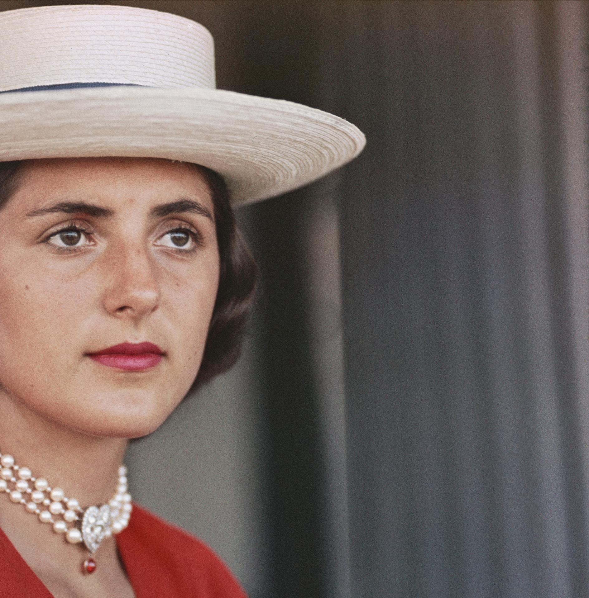 Ursula Pacelli pose au Lido de Venise, Venise, Italie, 1957.

Slim Aarons Estate Edition, certificat d'authenticité inclus.
Numéroté et tamponné par la succession Slim Aarons
Le collectionneur recevra le prochain numéro de l'édition.
Impression