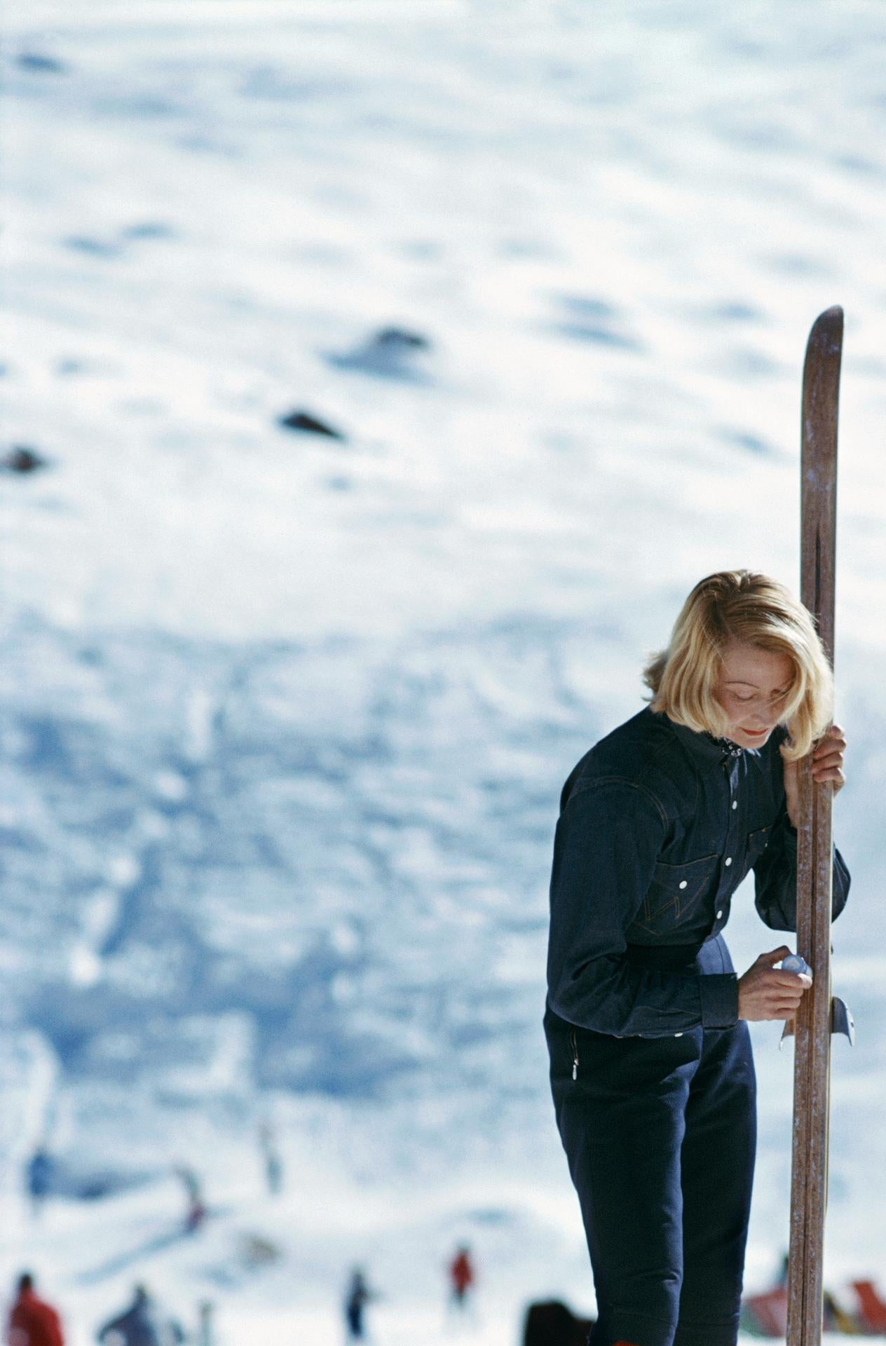 Verbier Skier, Nachlassausgabe, Porträtfotografie

Dieses Winterporträt aus der Mitte der 1960er Jahre, aufgenommen vom Society-Fotografen Slim Aarons, zeigt eine blonde Skifahrerin auf der Piste in Verbier, Februar 1964.

Dies ist eine