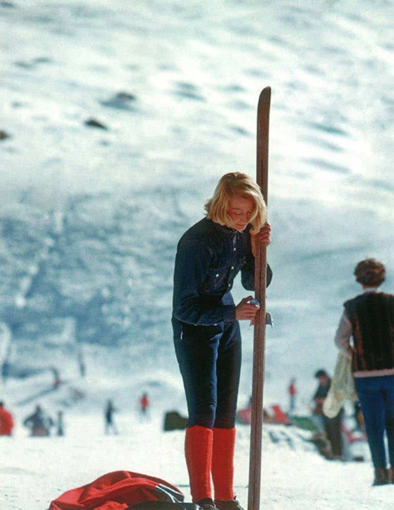 Slim Aarons Figurative Photograph – Verbier Skier, Nachlassausgabe, Porträtfotografie