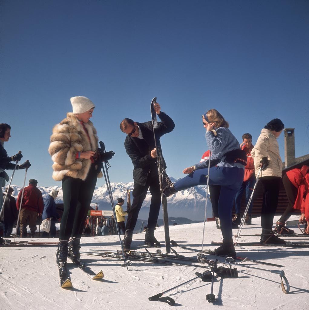 Skiers at Verbier, 1964. (Photo by Slim Aarons/Hulton Archive/Getty Images)

C-type print from the original transparency held at the Getty Images Archive, London. Numbered and stamped by The Slim Aarons Estate.  Certificate of Authenticity included.
