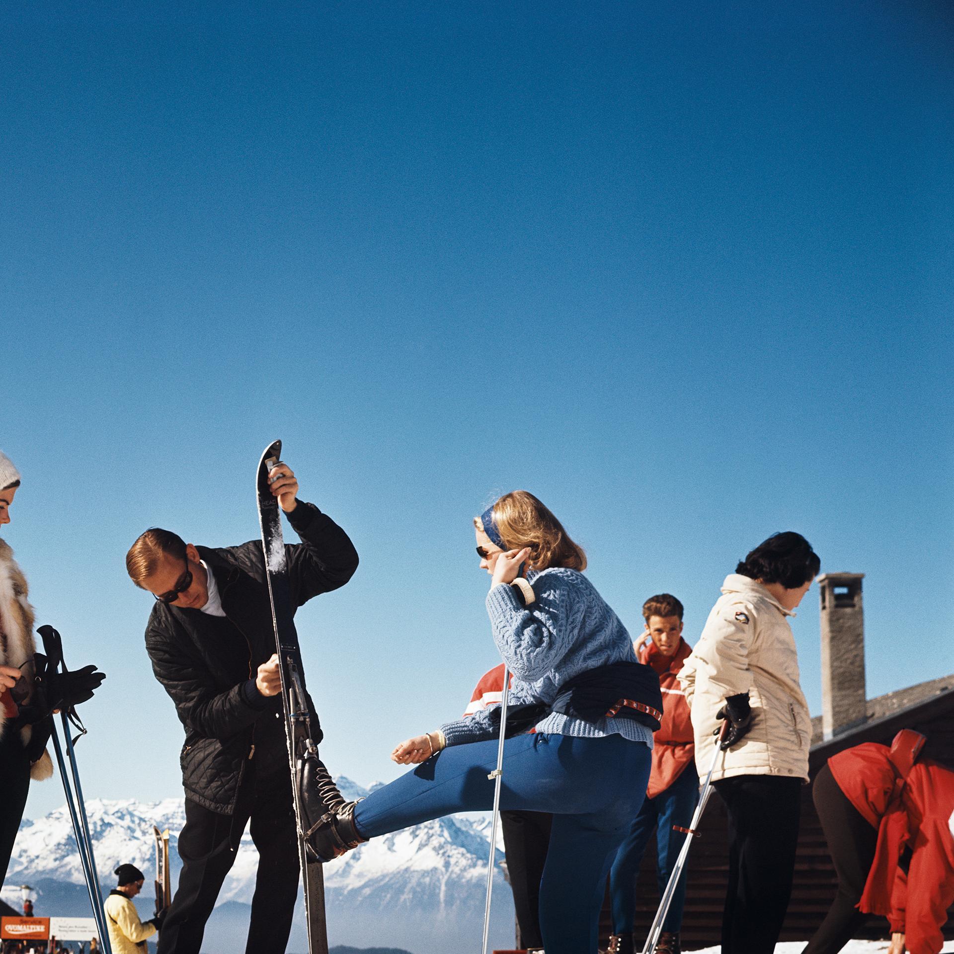 Verbier Skier, Schweiz, Nachlassausgabe, Winterporträtfotografie (Violett), Figurative Photograph, von Slim Aarons