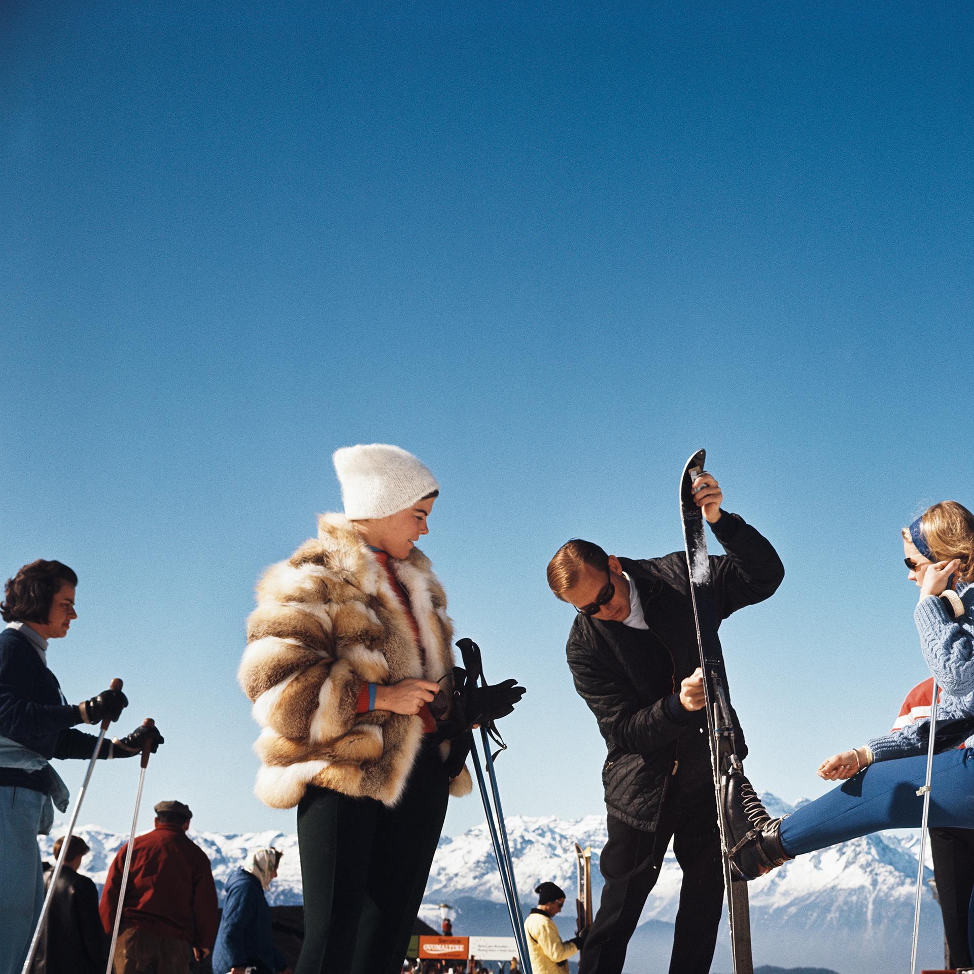 Verbier Skier, Schweiz, Nachlassausgabe, Winterporträtfotografie

Dieses Porträtfoto des Gesellschaftsfotografen Slim Aarons aus der Mitte der 1960er Jahre zeigt Skifahrer in Verbier.

Dies ist eine nachlassgestempelte und handnummerierte Auflage