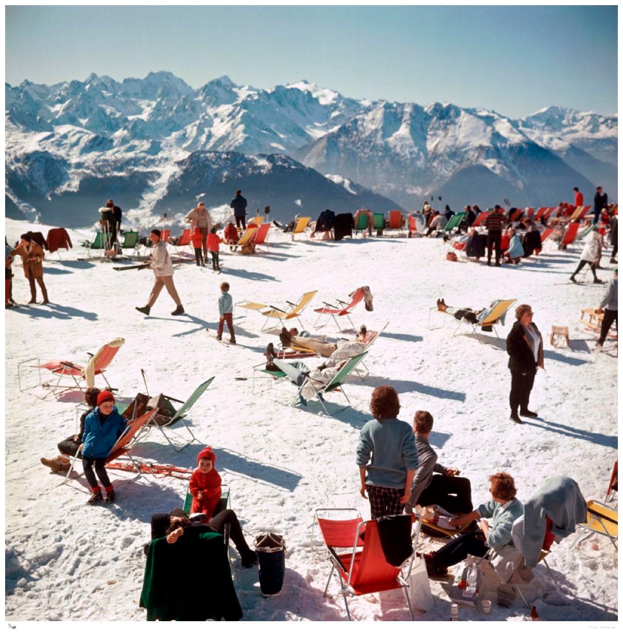 Vacanze a Verbier 1964 - Timbro della tenuta Slim Aarons

I vacanzieri prendono il sole in cima a una montagna a Verbier, 1964

48 x 72" pollici / 122 x 183 cm formato carta 

Collection'S con francobollo di proprietà in edizione limitata a 150