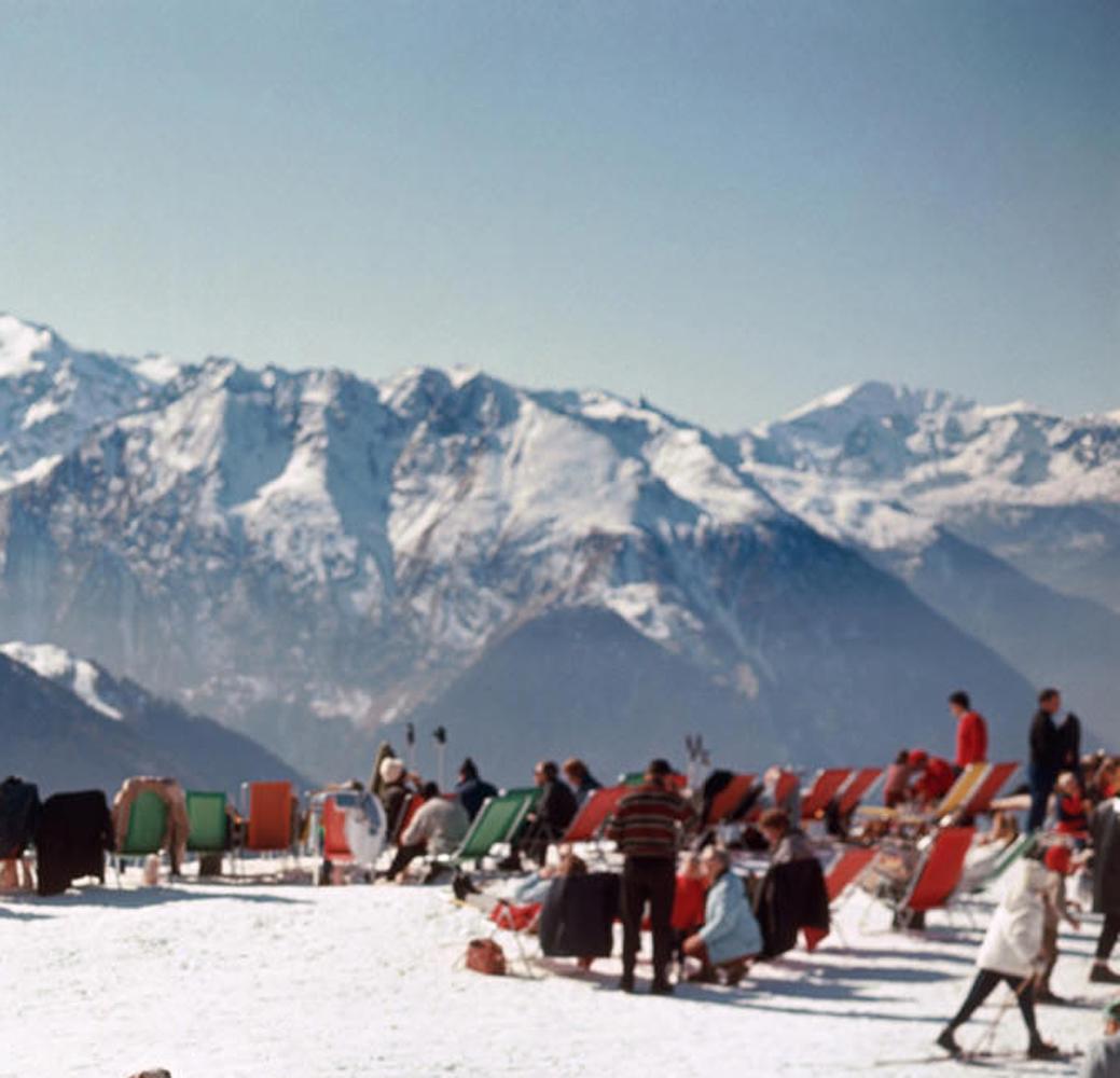 Vacation Estate Ed. de Verbier Photographie, skieurs des Alpes Suisses rouges, bleues, vertes en vente 1