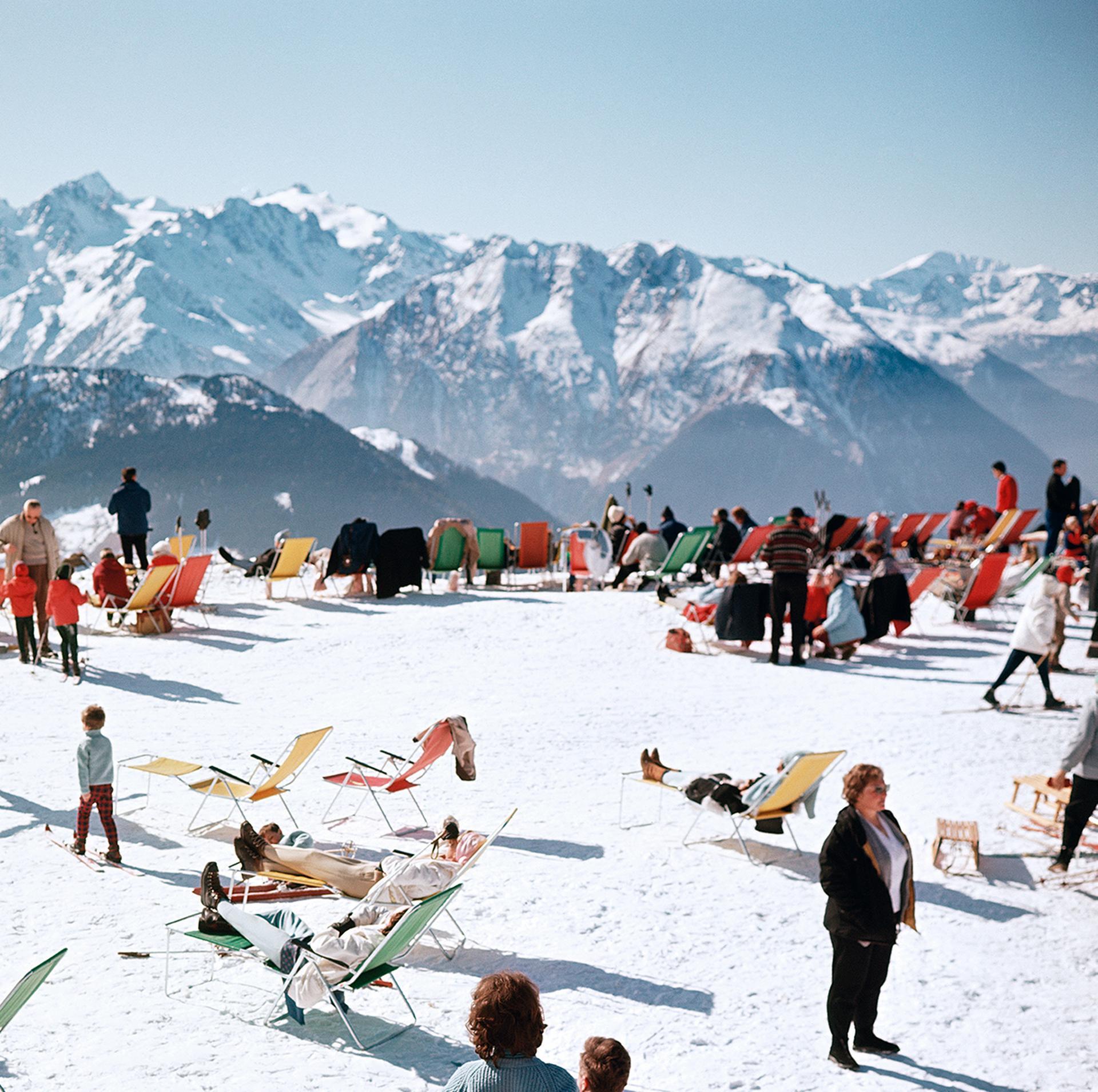Verbier Vacation, Nachlass-Ausgabe, Schweizer Alpen-Gebirge-Landschaftsfotografie (Realismus), Photograph, von Slim Aarons