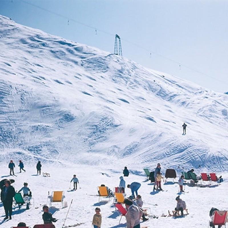Verbier Vacation, Slim Aarons - Fotografie des 20. Jahrhunderts, Skifahren, Landschaft im Angebot 2