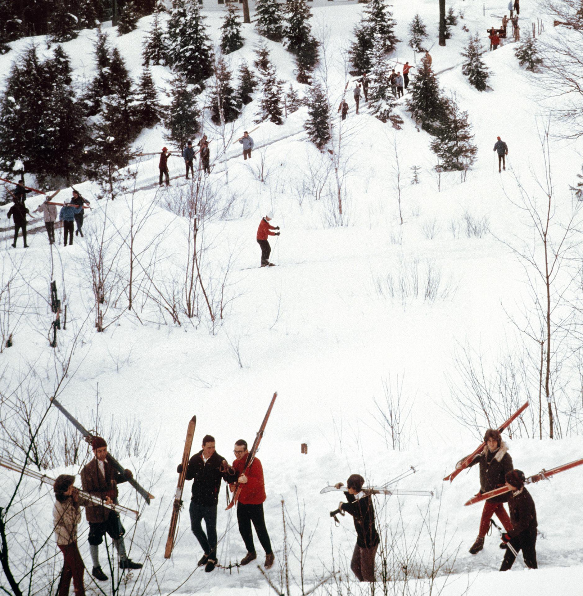 Invierno en Vermont, Vermont, Estate Edition, Fotografía de paisaje invernal

Esta fotografía de paisaje invernal de la década de 1960, captada por el fotógrafo de sociedad Slim Aarons, muestra a alumnos de la Stowe Preparatory School siguiendo la