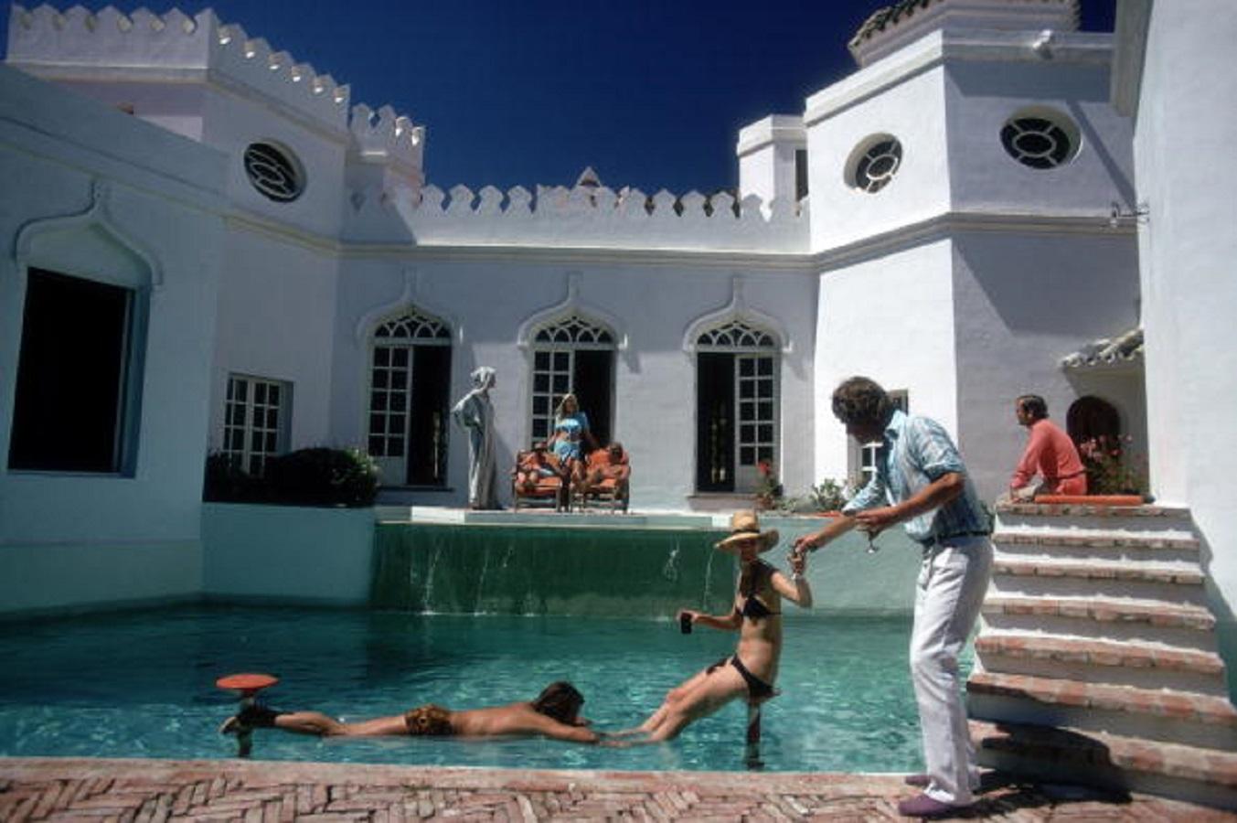Figurative Photograph Slim Aarons - Aarons Slim, « Villa At Cuarton », 1970, édition limitée