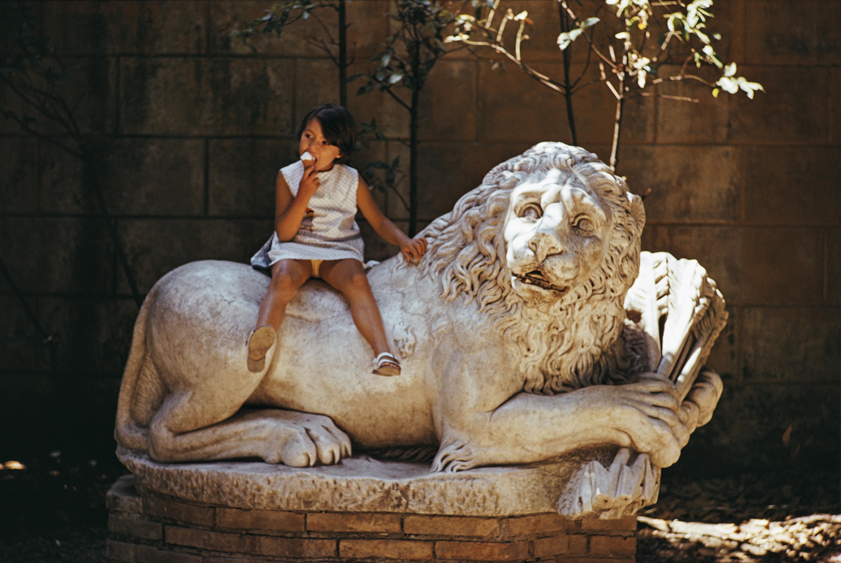 Slim Aarons Color Photograph – Villa Borghese, Löwe, Nachlass-Ausgabe