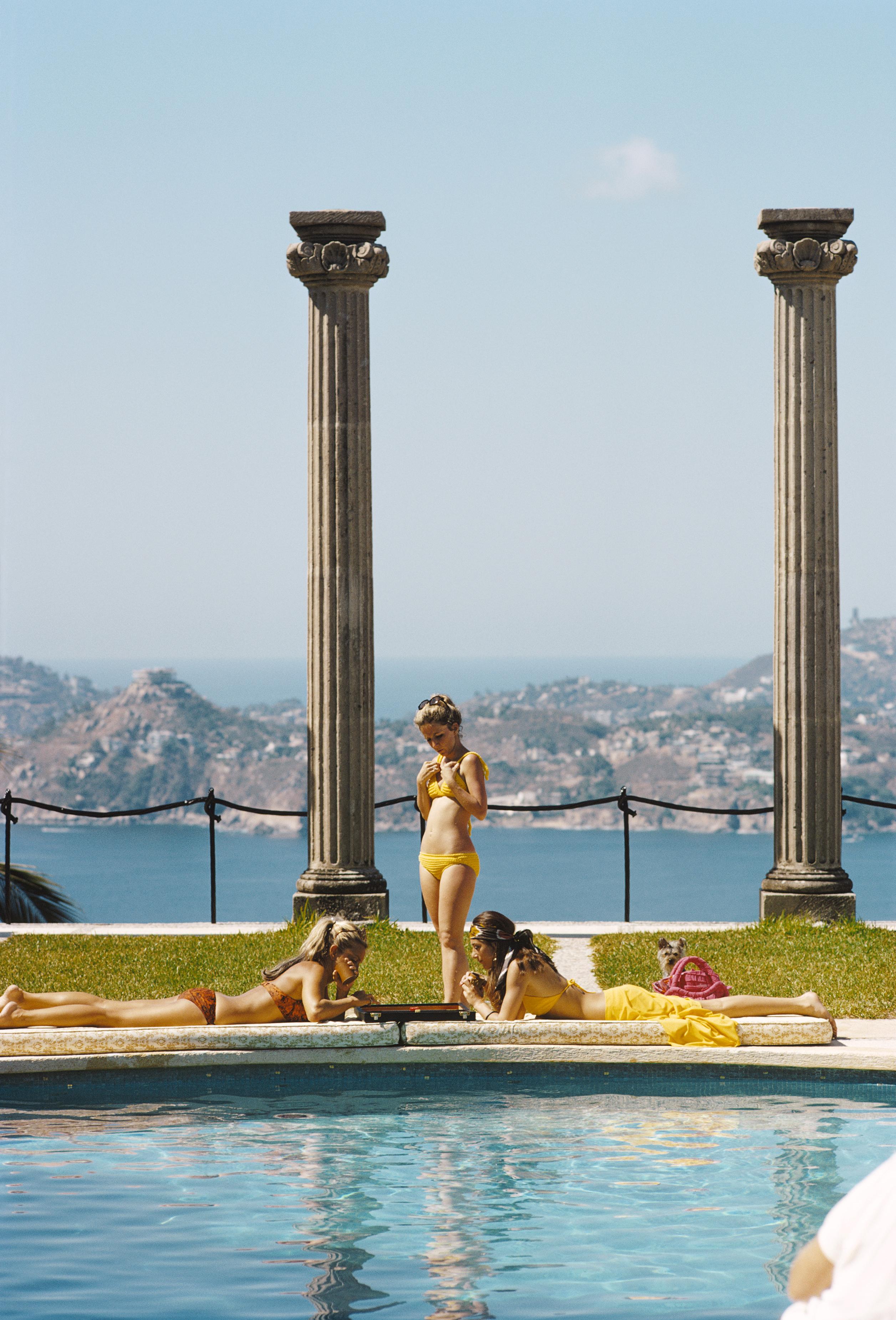 Slim Aarons Figurative Photograph – Villa Nirvana