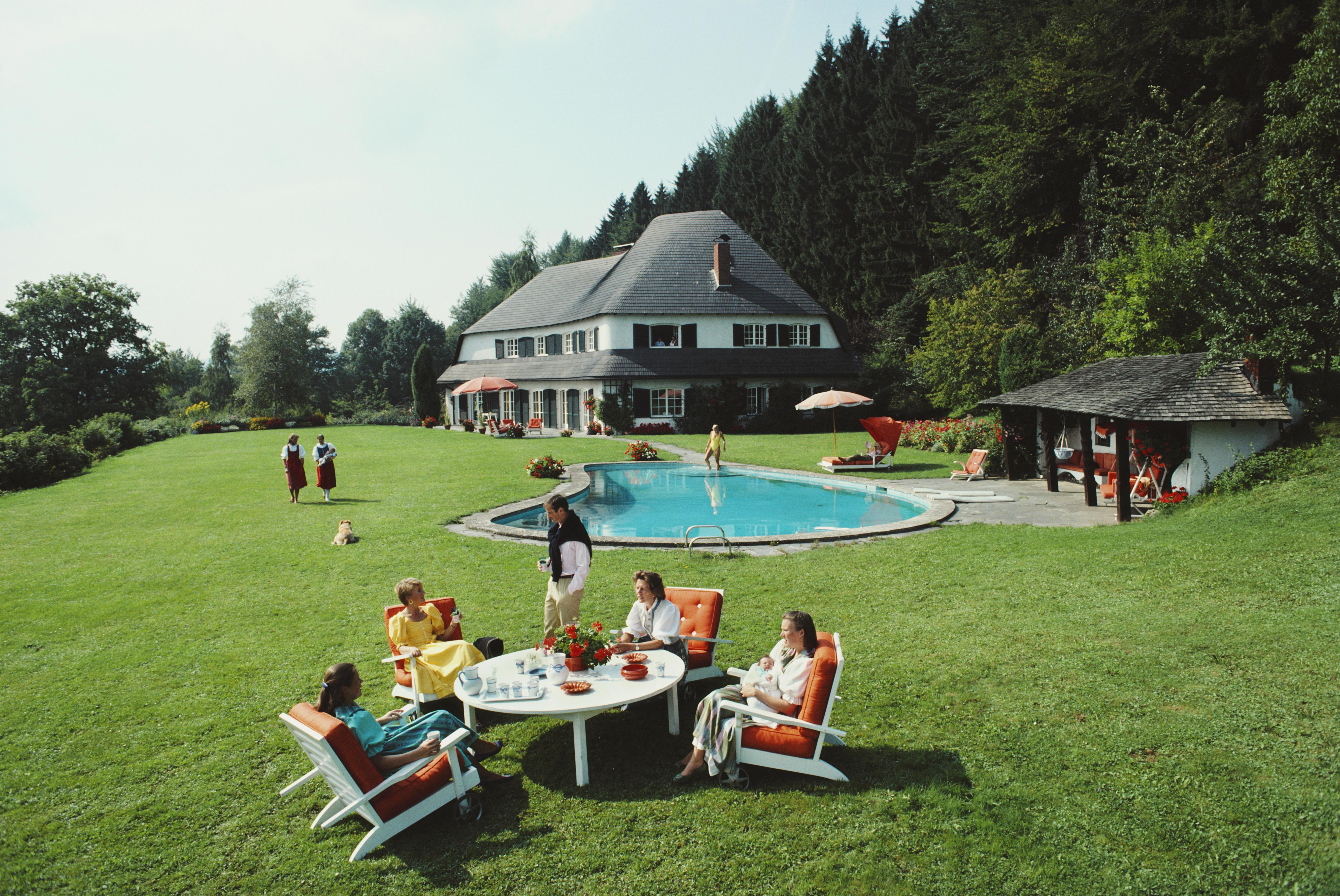 'Von Oswald House' 1986 Slim Aarons Edizione Limitata

Un gruppo di persone si rilassa nel giardino della casa di Johanna Von Oswald, 1986. 

Prodotto dalla trasparenza originale
Certificato di autenticità in dotazione 
30x40 pollici / 76 x 102 cm