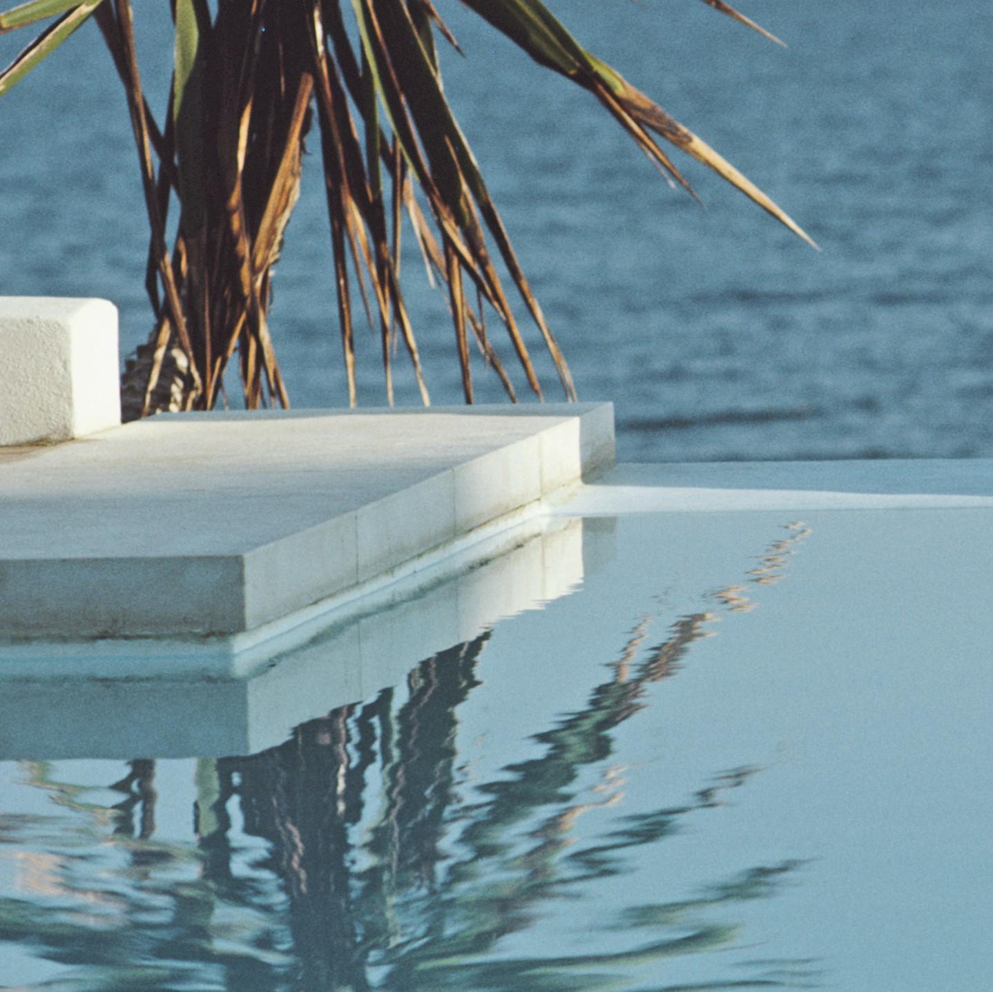 Piscine Von Pantz, 1985 - Eau cristalline dans une villa espagnole avec sculpture en granit - Bleu Landscape Photograph par Slim Aarons