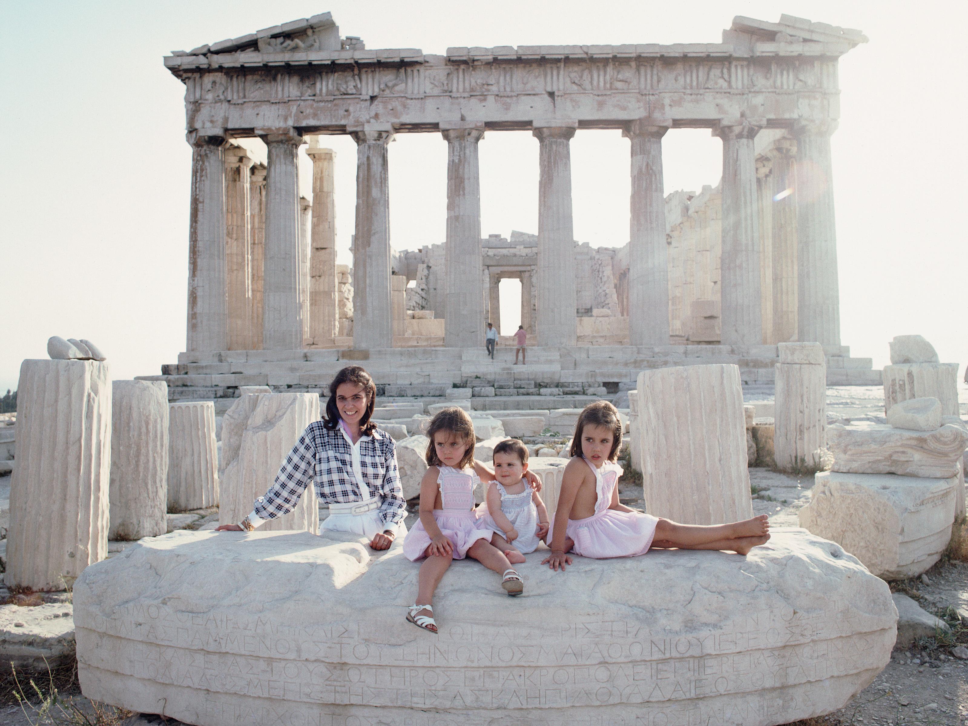 famille Vourekas-Petalas" 1978 Slim Aarons Edition limitée du domaine 

L'architecte grec Andreas Vourekas-Petalas à côté du Parthénon sur l'Acropole, avec sa femme Alexandra et leurs filles Isabella, Tatiana et Atalanda, juin 1978.

Produit à