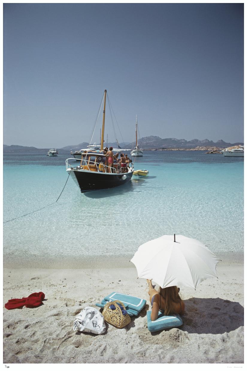 Waiting In The Shade 1967 - Slim Aarons

Une femme s
abrite sous un parasol sur une plage de la Costa Smeralda, Sardaigne, 1967

40 x 30" pouces / 101 x 76 cm format du papier 

Photo par Slim Aarons

Imprimé cette année

Certificat d
authenticité