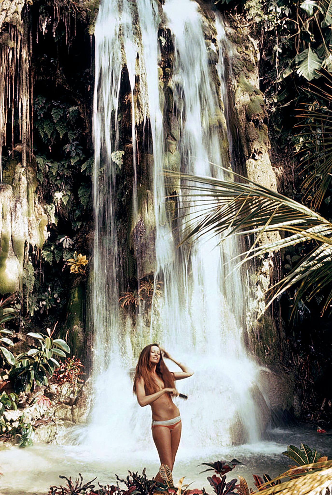 Slim Aarons Landscape Photograph – Wasserfall in der Rose Hall, Nachlassausgabe