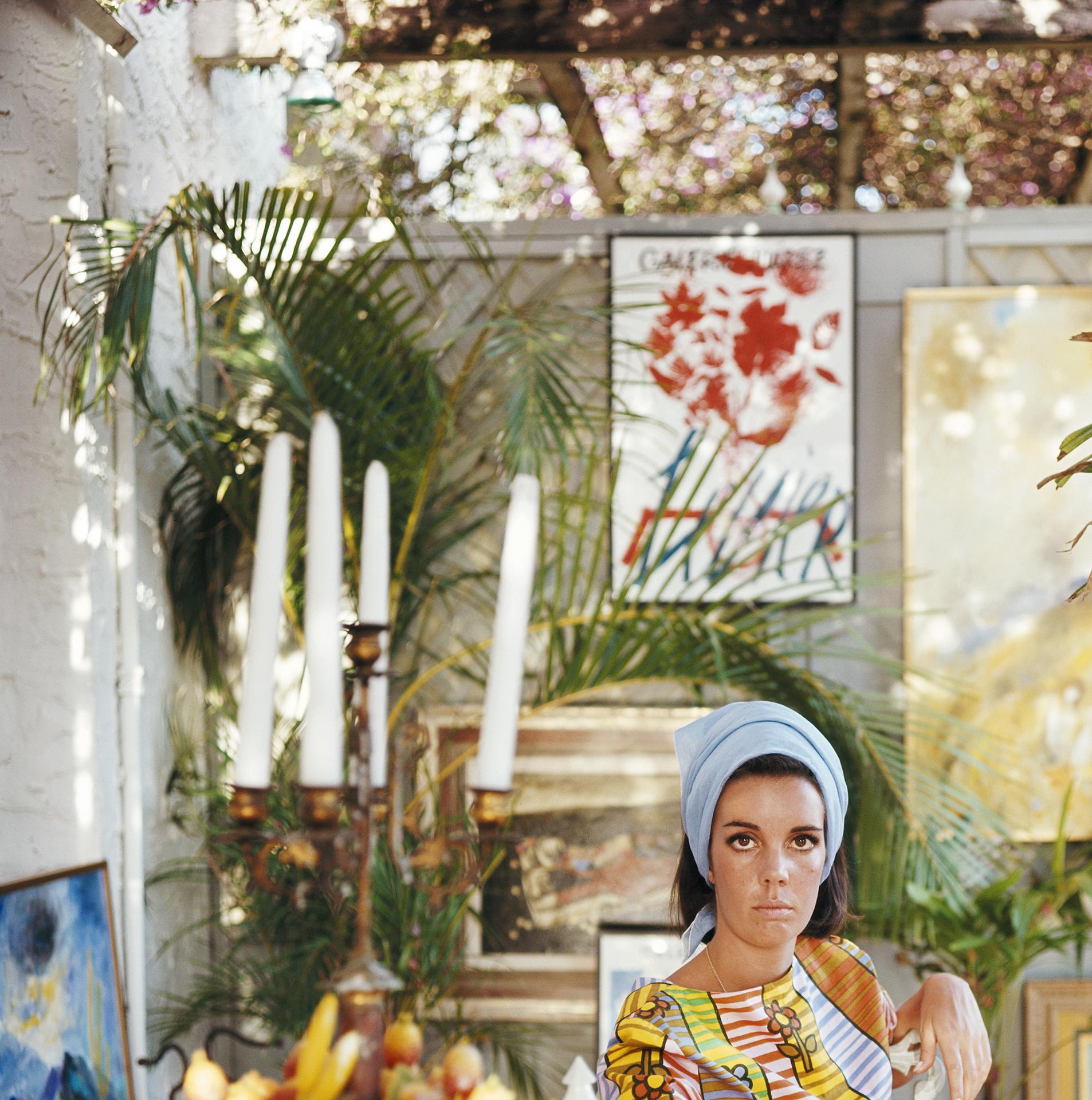 Wendy Vanderbilt, Palm Beach, édition patrimoniale, photographie de portrait - Marron Figurative Photograph par Slim Aarons