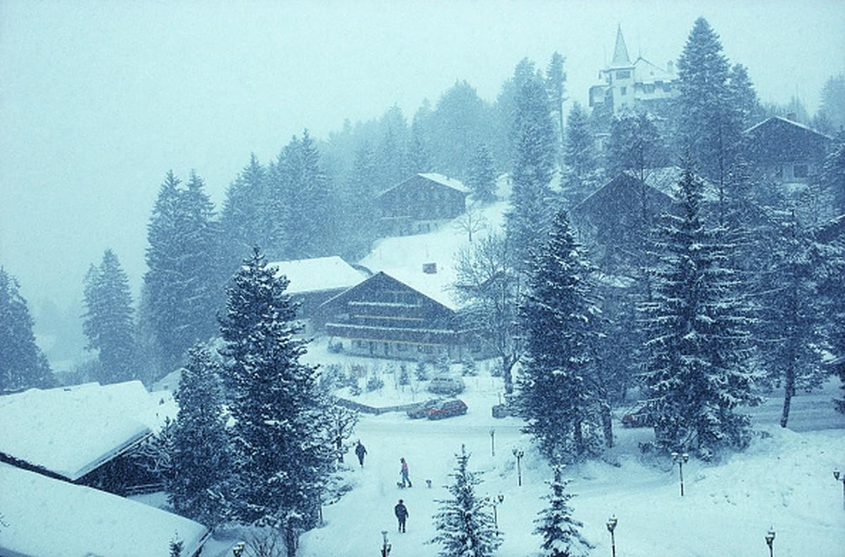 Winter in Gstaad von Slim Aarons (Landschaftsfotografie, Winterfotografie)