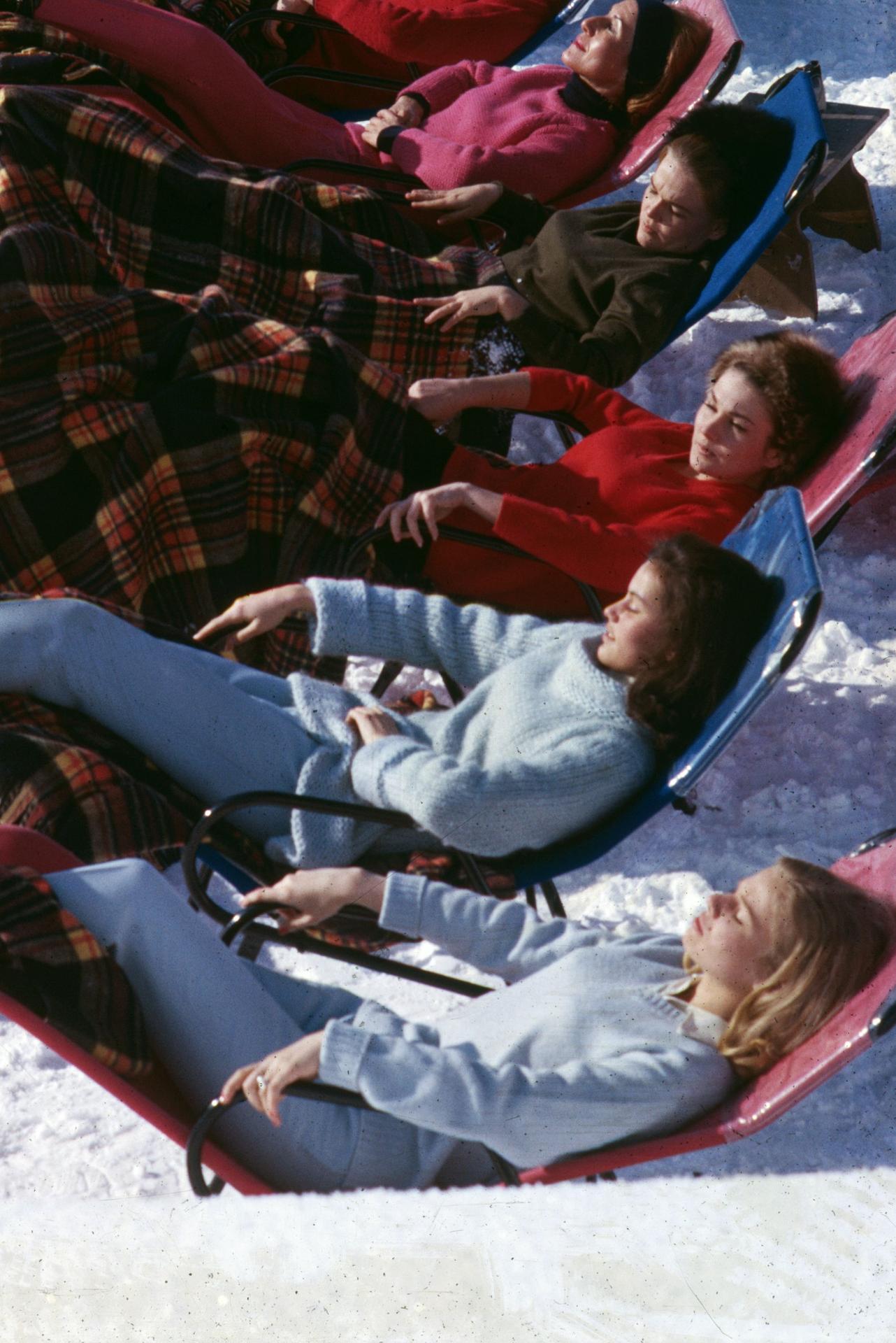 Bronceados de invierno, Gstaad, Edición limitada, Fotografía de retrato - Color Photograph Negro de Slim Aarons