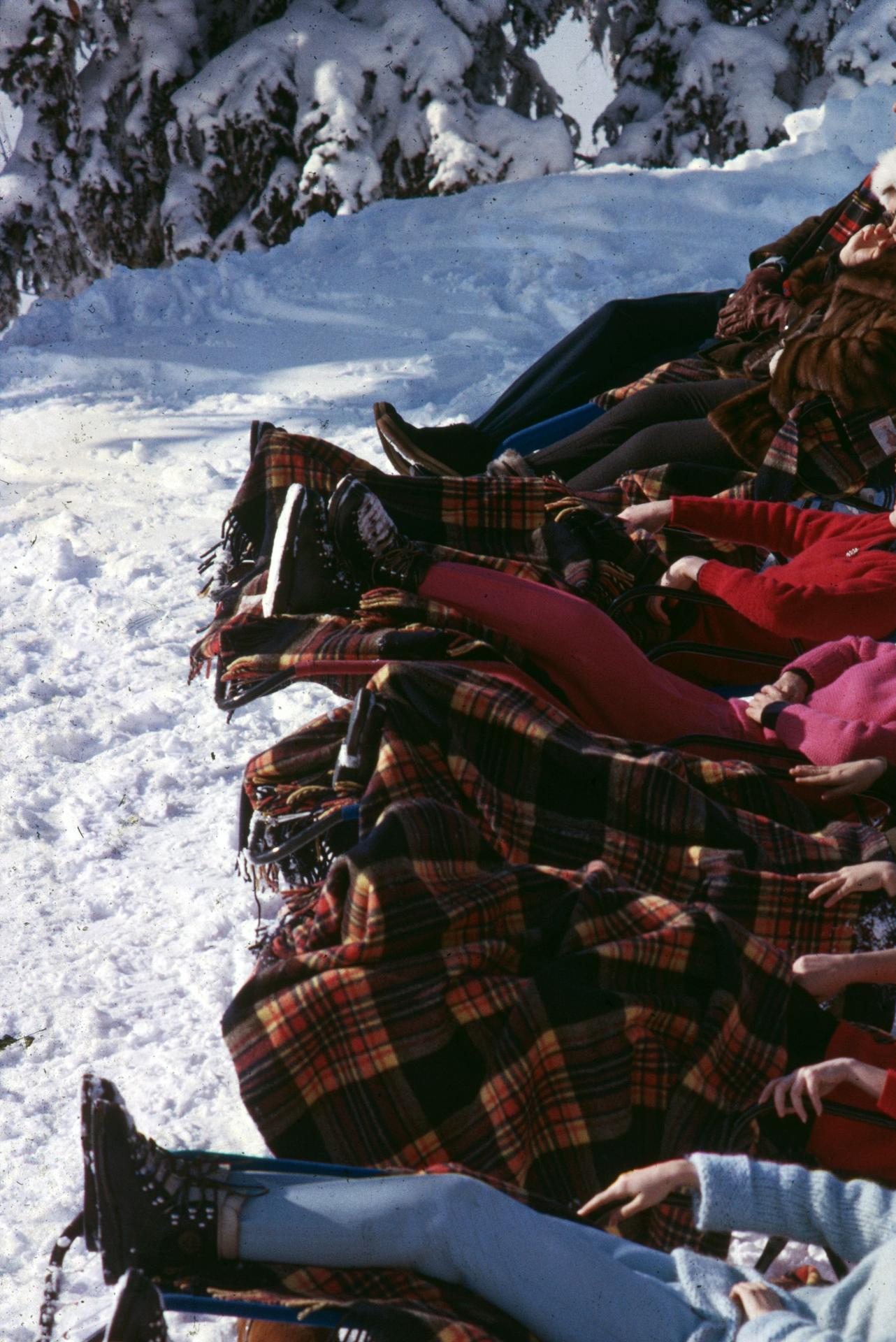 Bronceados de invierno, Gstaad, Edición limitada, Fotografía de retrato en venta 2