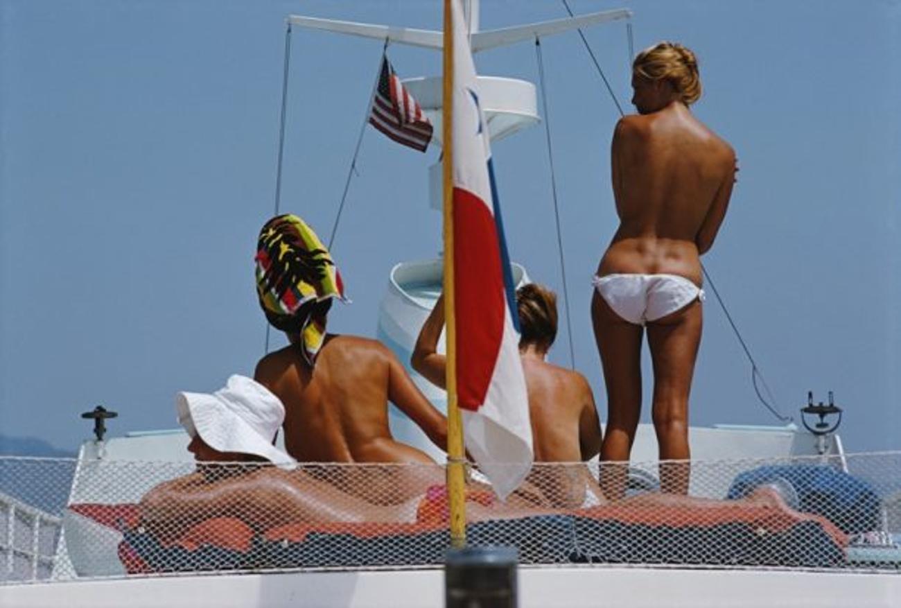 Yachturlaub 
1967
von Slim Aarons

Slim Aarons Limited Estate Edition

Gebräunte Körper auf dem Deck der Yacht von Dino Pecci Blunt in Marbella, 1967. 

ungerahmt
C Typ Druck
gedruckt 2023
20 x 24"  - Papierformat

Begrenzt auf 150 Abzüge -