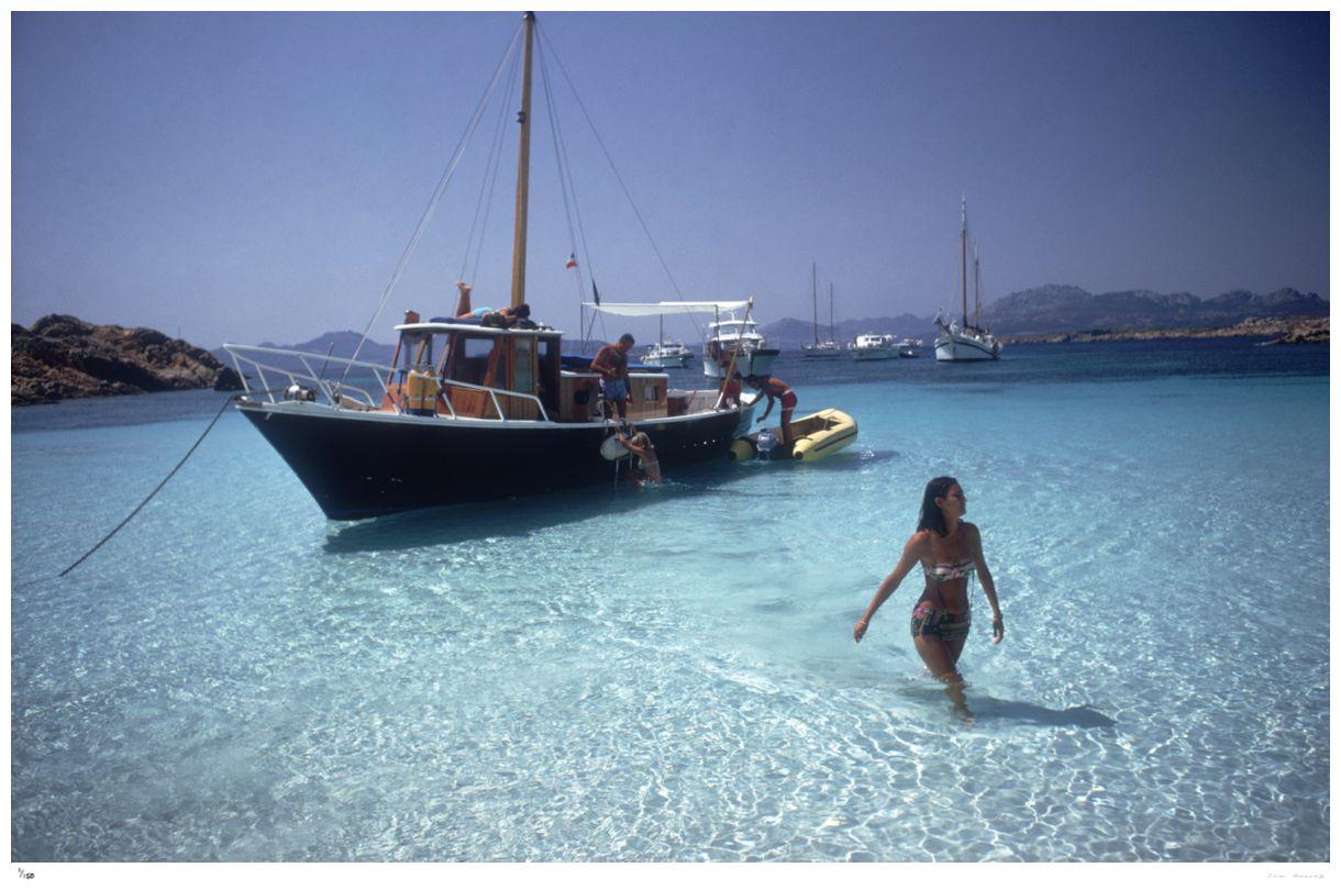 Yachting Trip 1967 - Slim Aarons Estate Stamped

Selvaggia Borromeo s
échoue de son yacht lors de vacances sur la Costa Smeralda en Sardaigne, août 1967.

16 x 20" pouces / 41 x 51 cm format du papier 

Collection Samped Edition à 150 exemplaires