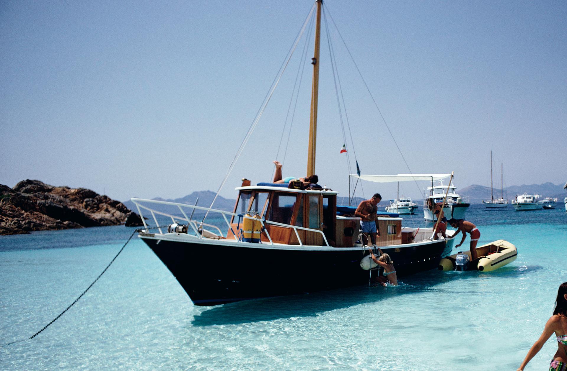 Viaggio in barca, Sardegna, Estate Edition, Fotografia di paesaggio - Color Photograph Blu di Slim Aarons