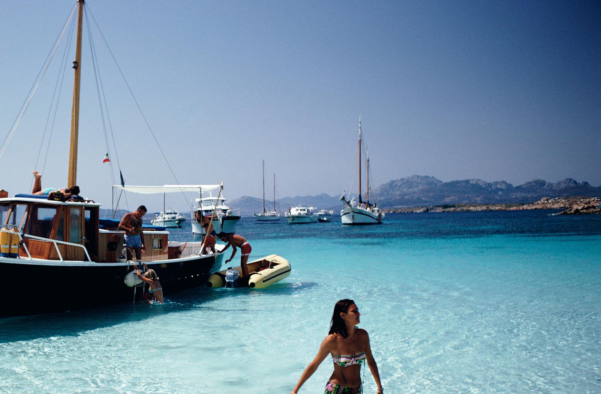 Questa fotografia di paesaggio della metà degli anni Sessanta, scattata dal fotografo di società Slim Aarons, ritrae Selvaggia Borromeo mentre scende a riva dal suo yacht durante una vacanza in Costa Smeralda, in Sardegna, nell'agosto del 1967.

Si